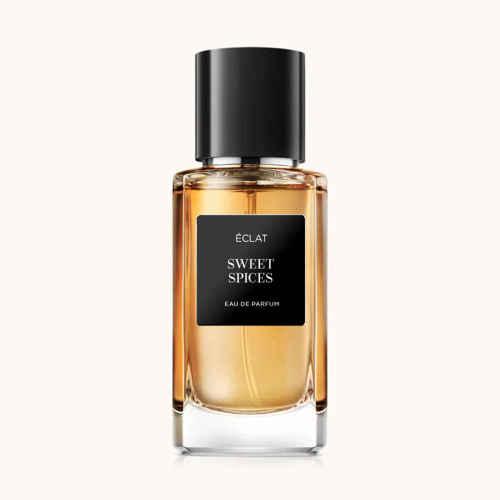 Flacon of the men's perfume dupe ÉCLAT Sweet Spices, an elegant transparent glass bottle with a black cylindrical magnetic cap and a black label. The label displays the brand name ÉCLAT, the name Sweet Spices, and the phrase “Eau de Parfum”.