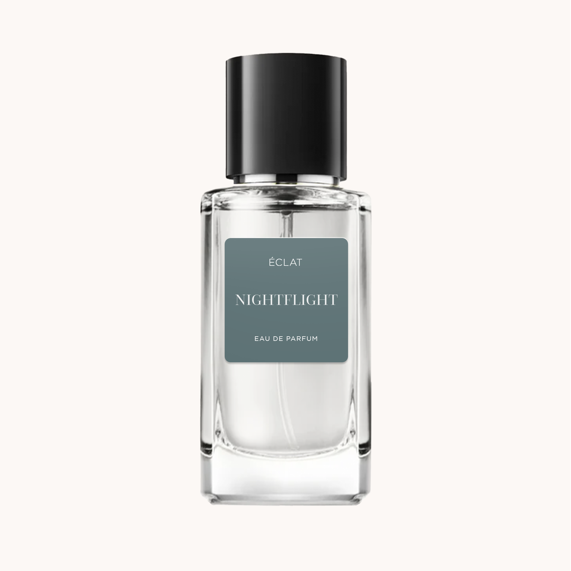 Ein facettierter Glasflakon mit mattschwarzer Kappe zeigt den Duft ÉCLAT Nightflight. Das Etikett ist in elegantem Grau mit weißem Text gehalten.