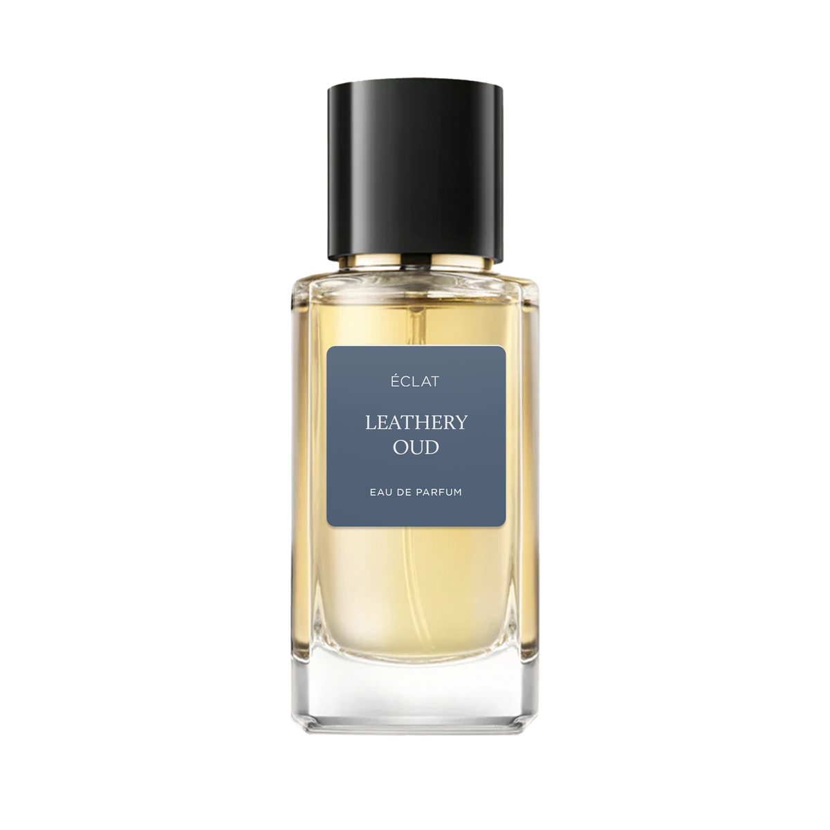 Ein facettierter Glasflakon mit dunklem Verschluss, der ÉCLAT Leathery Oud Parfum enthält, mit elegantem Etikett.