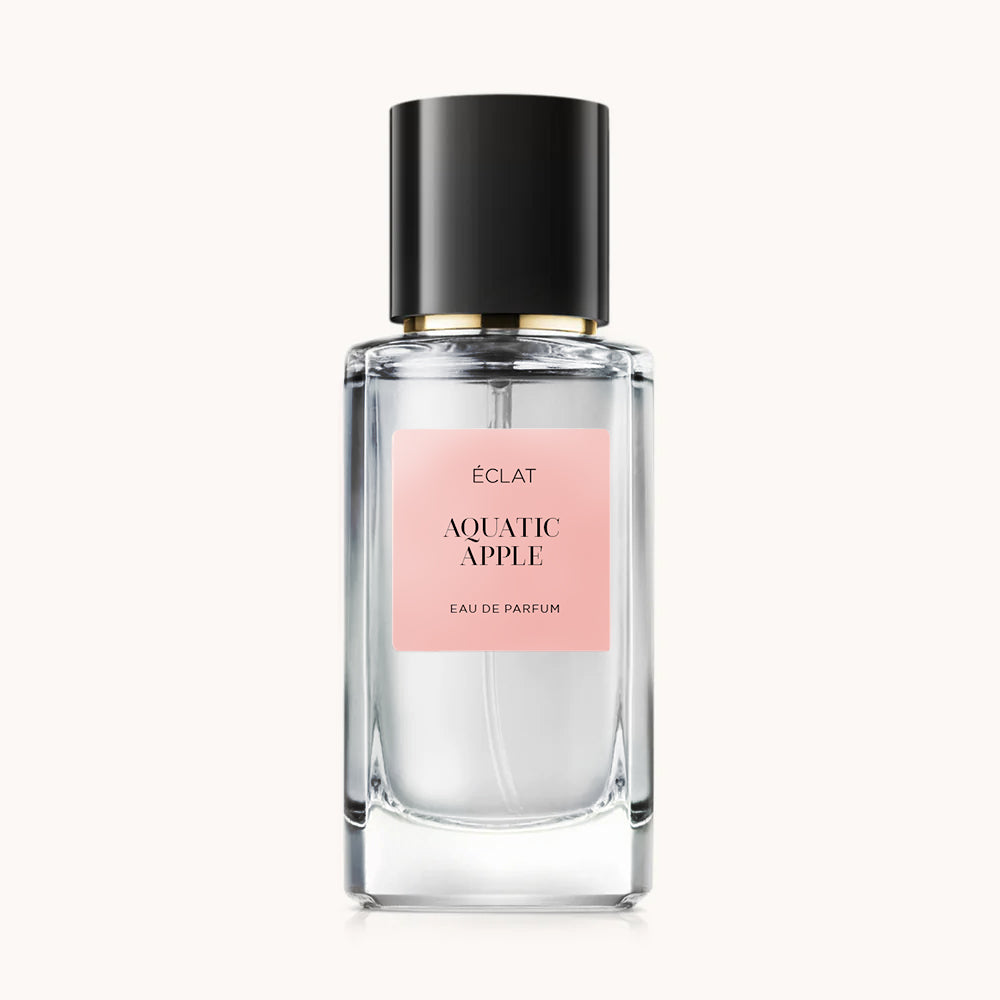 Transparenter Glasflakon mit schwarzer Kappe und einem blassrosa Etikett mit ÉCLAT Aquatic Apple.