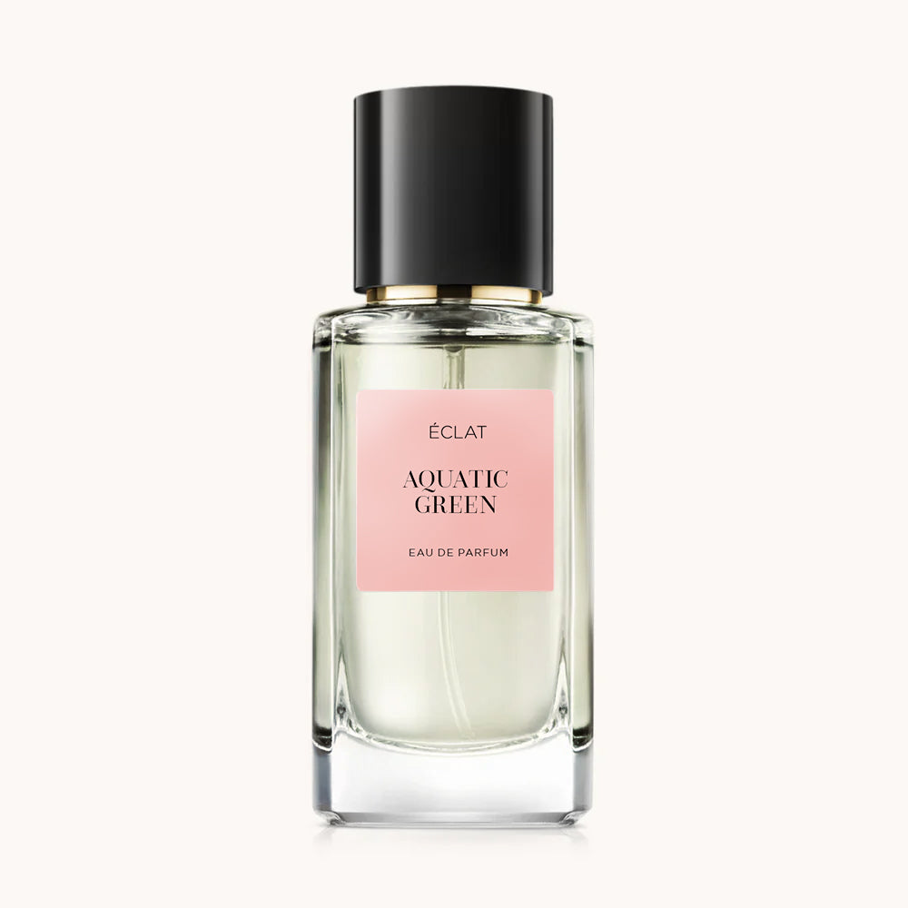 ÉCLAT Aquatic Green Parfum in einem facettierten Glasflakon mit rosa Etikett und schwarzer Kappe.