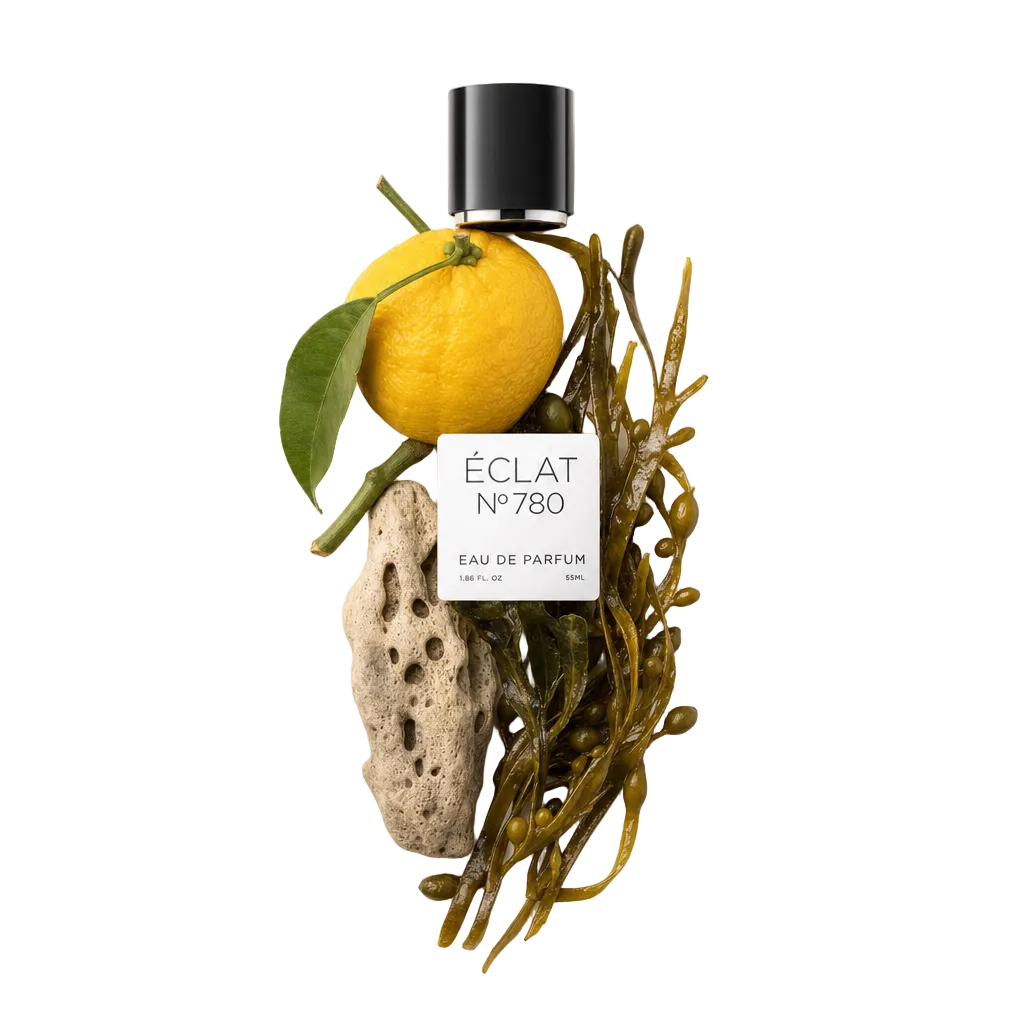 Ein Arrangement aus Yuzu-Frucht, Seetang und einem Korallenstück umgibt die schwarze ÉCLAT-Kappe mit Etikett.