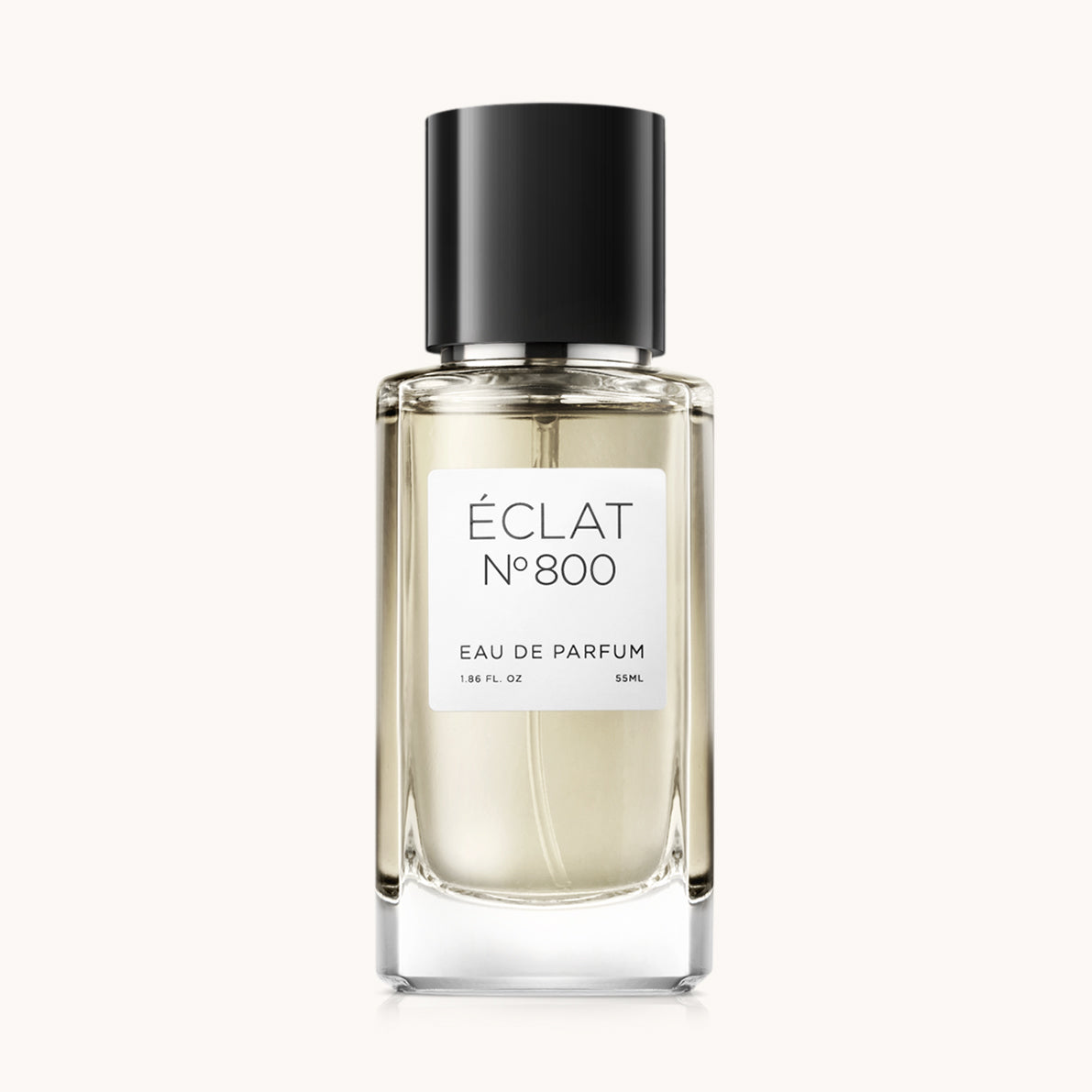 ÉCLAT Aromatic Oak Moss in einem facettierten Glasflakon mit schwarzem Verschluss und minimalistischem weißen Etikett.