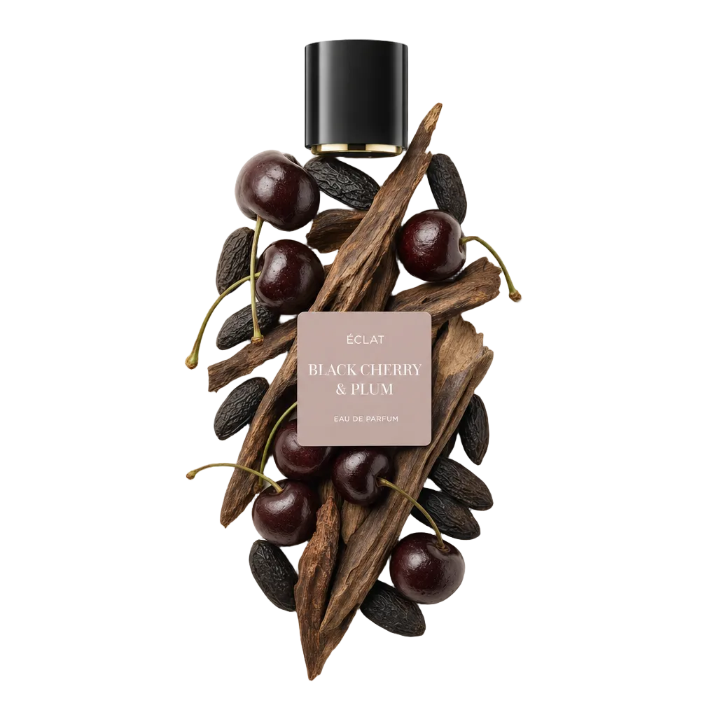 Ein Arrangement aus dunklen Kirschen, Pflaumenholz und Tonkabohnen umgibt eine schwarze Verschlusskappe mit ÉCLAT Black Cherry & Plum Etikett.
