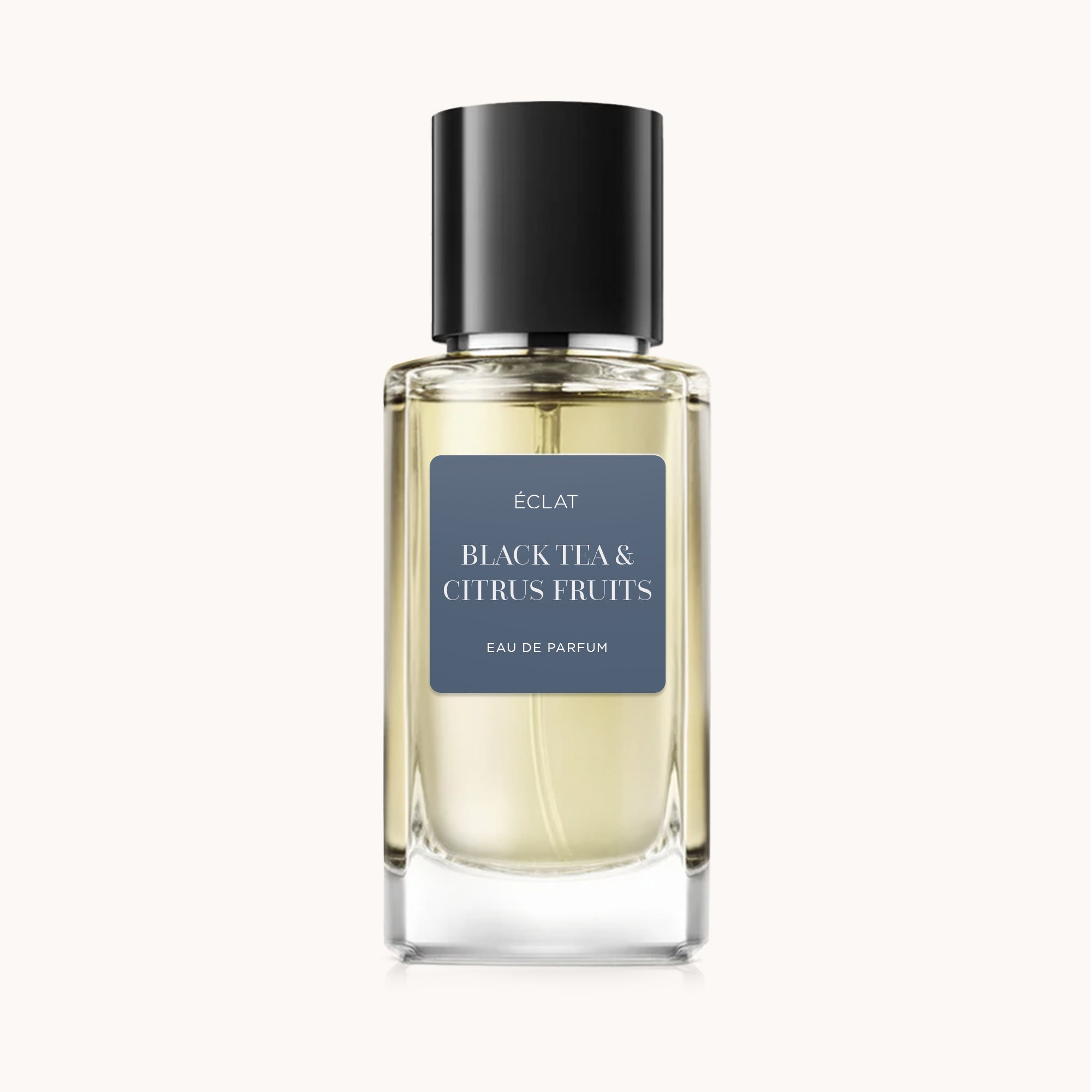 Ein facettierter Glasflakon von ÉCLAT Black Tea & Citrus Fruits mit schwarzer Kappe.