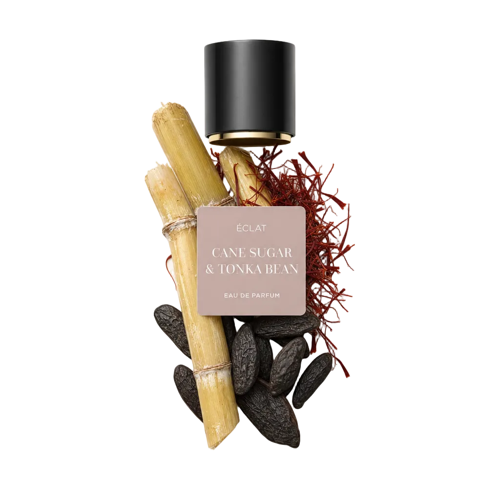Ein Arrangement aus rohen Tonkabohnen, Zuckerrohrstangen und Safranfäden, mit einer schwarzen Kappe und dem ÉCLAT Cane Sugar & Tonka Bean Etikett.