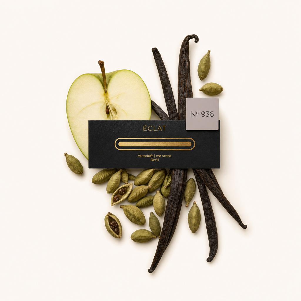 Ein Stillleben-Arrangement aus grüner Apfelscheibe, Vanilleschoten und Kardamomkapseln neben einer schwarzen ÉCLAT-Kappe mit Etikett.