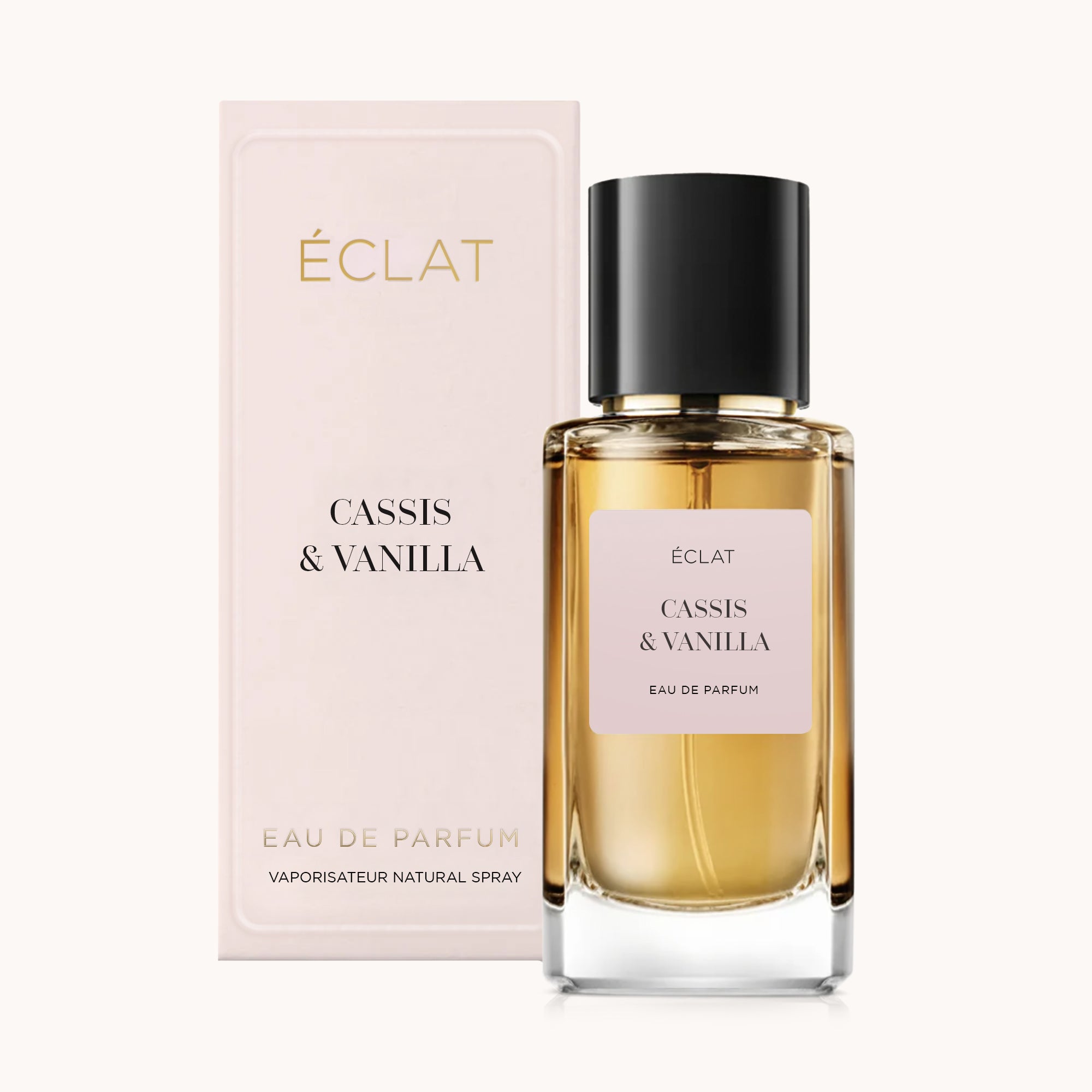 Das ÉCLAT Cassis & Vanilla Parfum zeigt einen facettierten Glasflakon mit schwarzem Verschluss, begleitet von einer pastellrosa Box.