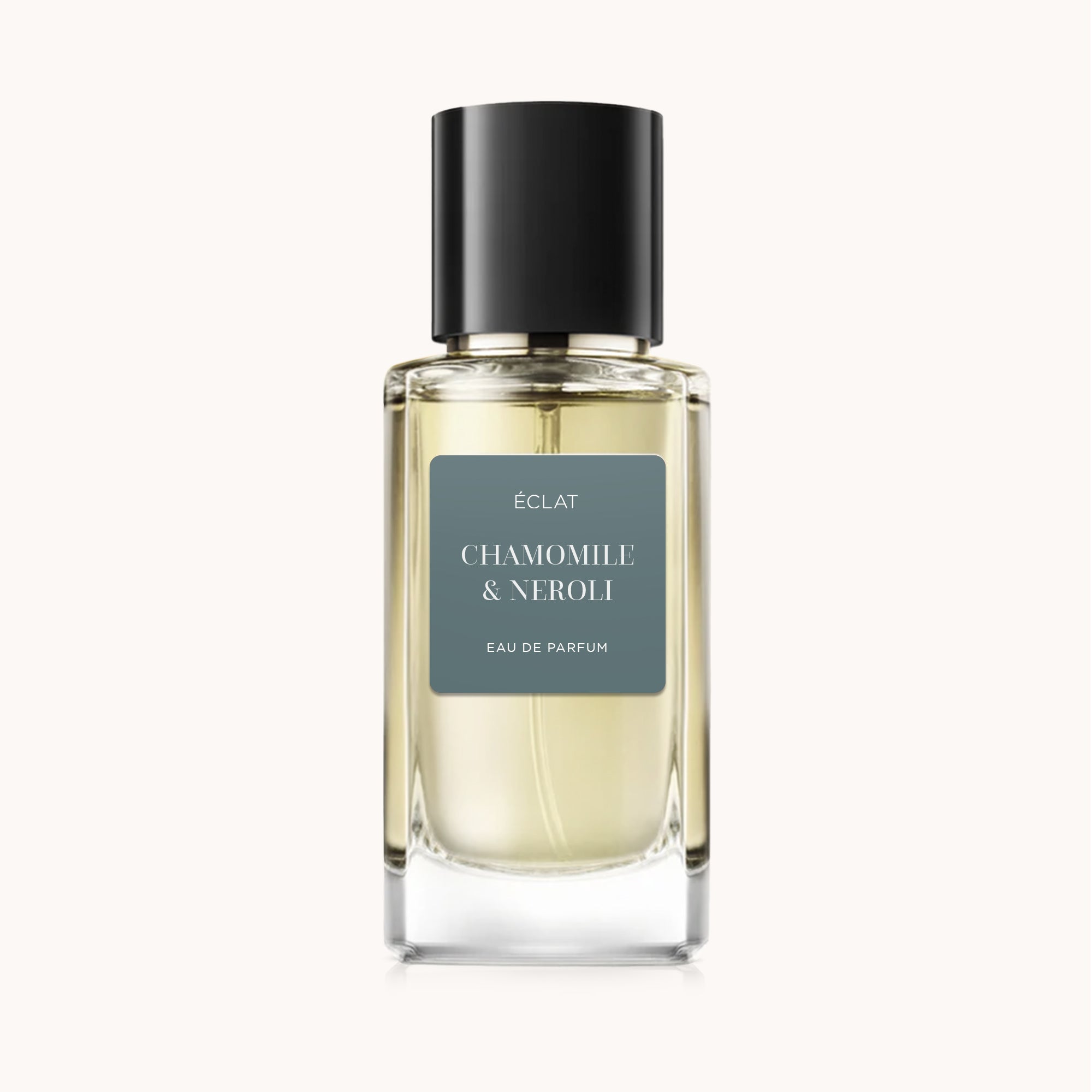 ÉCLAT Chamomile & Neroli in einem klaren Glasflakon mit schwarzem Verschluss und mattem Etikett.