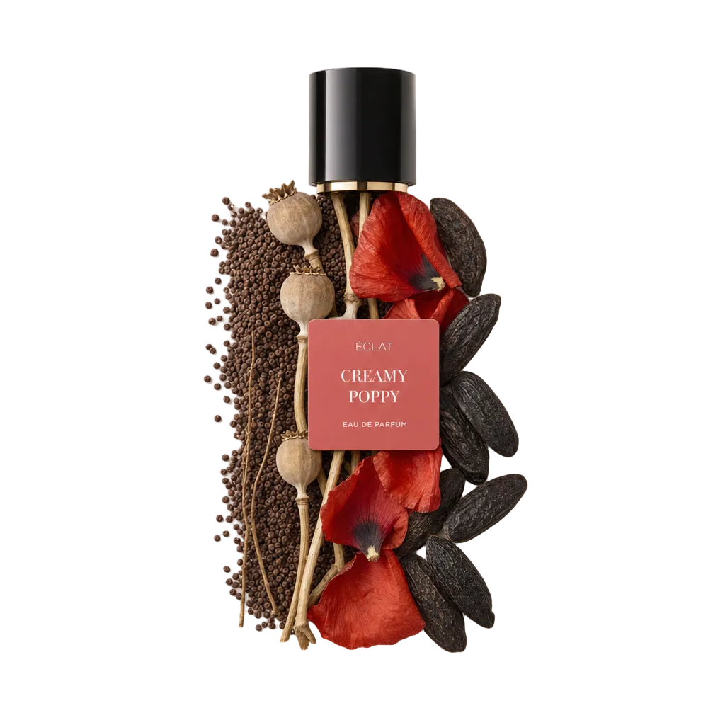 Eine schwarze Verschlusskappe mit Etikett auf einem kunstvollen Arrangement aus Mohnblüten, Vanilleschoten und Samen. Das Etikett zeigt ÉCLAT Creamy Poppy.