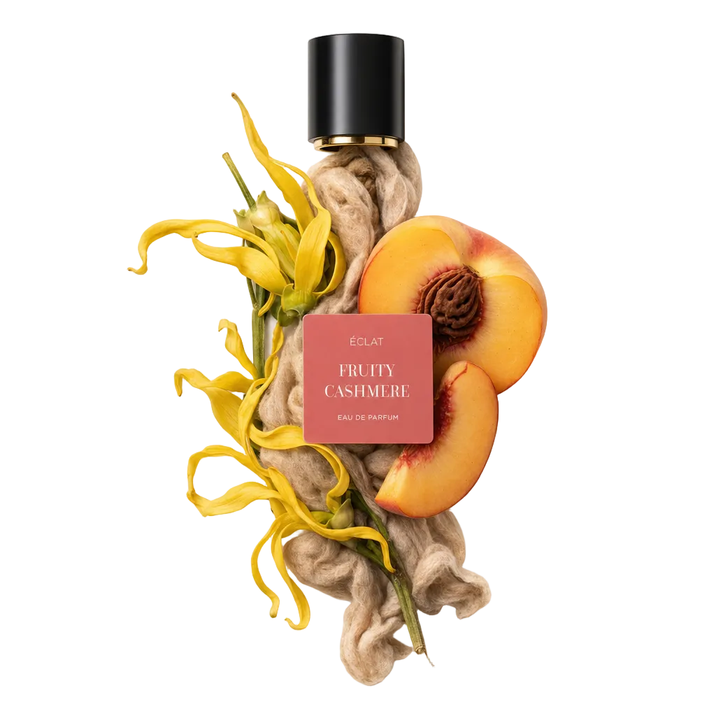 Das Bild zeigt ein Arrangement aus gelben Ylang-Ylang-Blüten, weichen Kaschmirfasern und einem reifen Pfirsich, mit der originalen schwarzen Kappe mit ÉCLAT Fruity Cashmere Etikett.