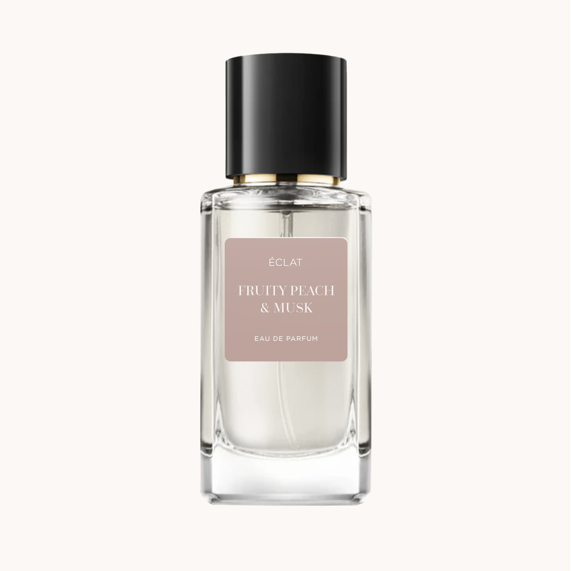 Ein facettierter Glasflakon mit schwarzem Verschluss, zeigt das Etikett 'ÉCLAT Fruity Peach & Musk' auf beigem Hintergrund.