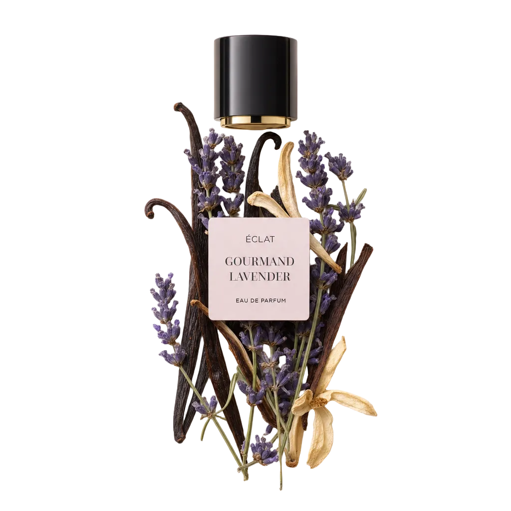 Ein Arrangement aus Lavendelzweigen, Vanilleschoten und getrockneten Blütenblättern umgibt eine schwarze Kappe mit goldfarbenem Akzent, beschriftet mit ÉCLAT Gourmand Lavender.