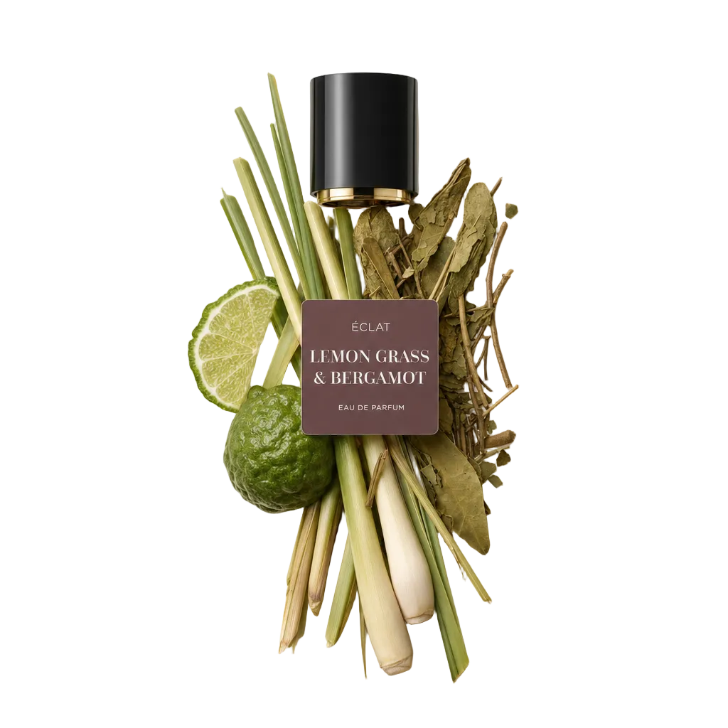 Ein Arrangement aus Zitronengrasstängeln, Kaffirlimettenblättern, Limettenscheiben und ganzer Bergamotte, neben einer schwarzen Kappe mit Etikett von ÉCLAT Lemon Grass & Bergamot.