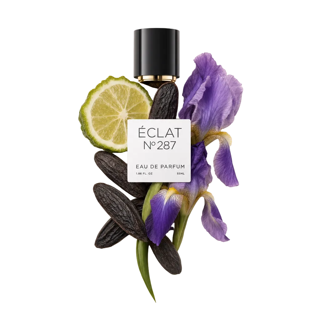 Ein Arrangement von Parfumzutaten für ÉCLAT Oriental Iris mit einer Limettenscheibe, Tonkabohnen und violetten Schwertlilien, dazu eine schwarze Kappe mit Etikett.