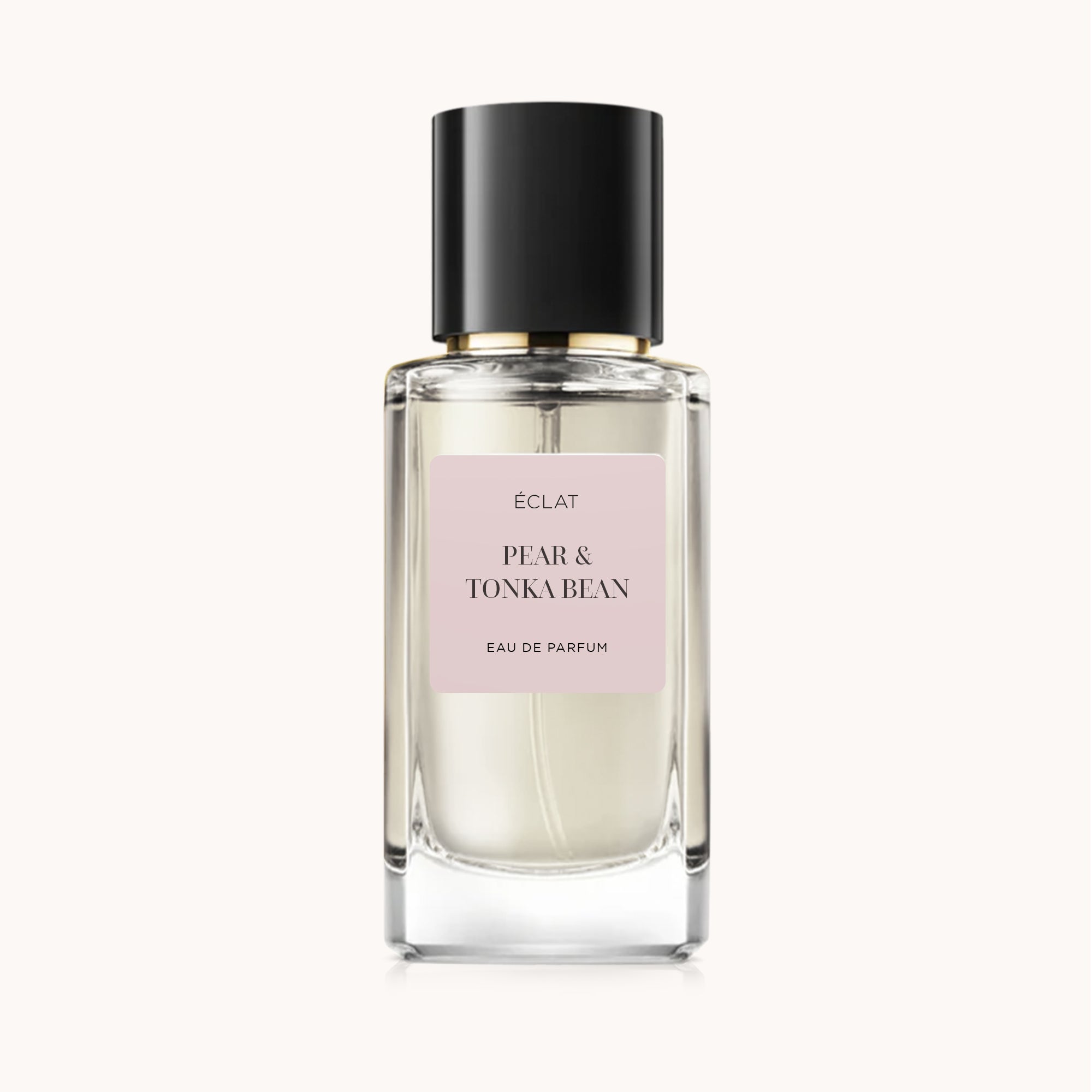Transparenter Glasflakon von ÉCLAT Pear & Tonka Bean mit schwarzem Verschluss und blassrosa Etikett vorne.