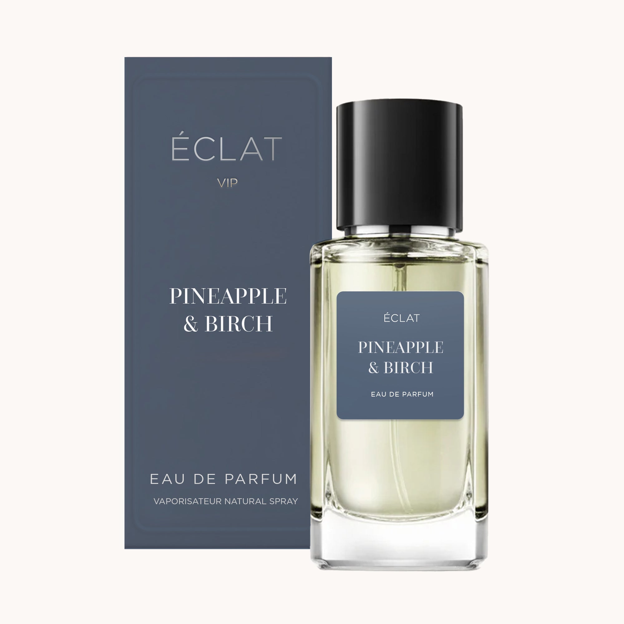 ÉCLAT Pineapple & Birch Duft im klaren Glasflakon mit schwarzer Kappe, daneben eine passende dunkelblaue Schachtel.