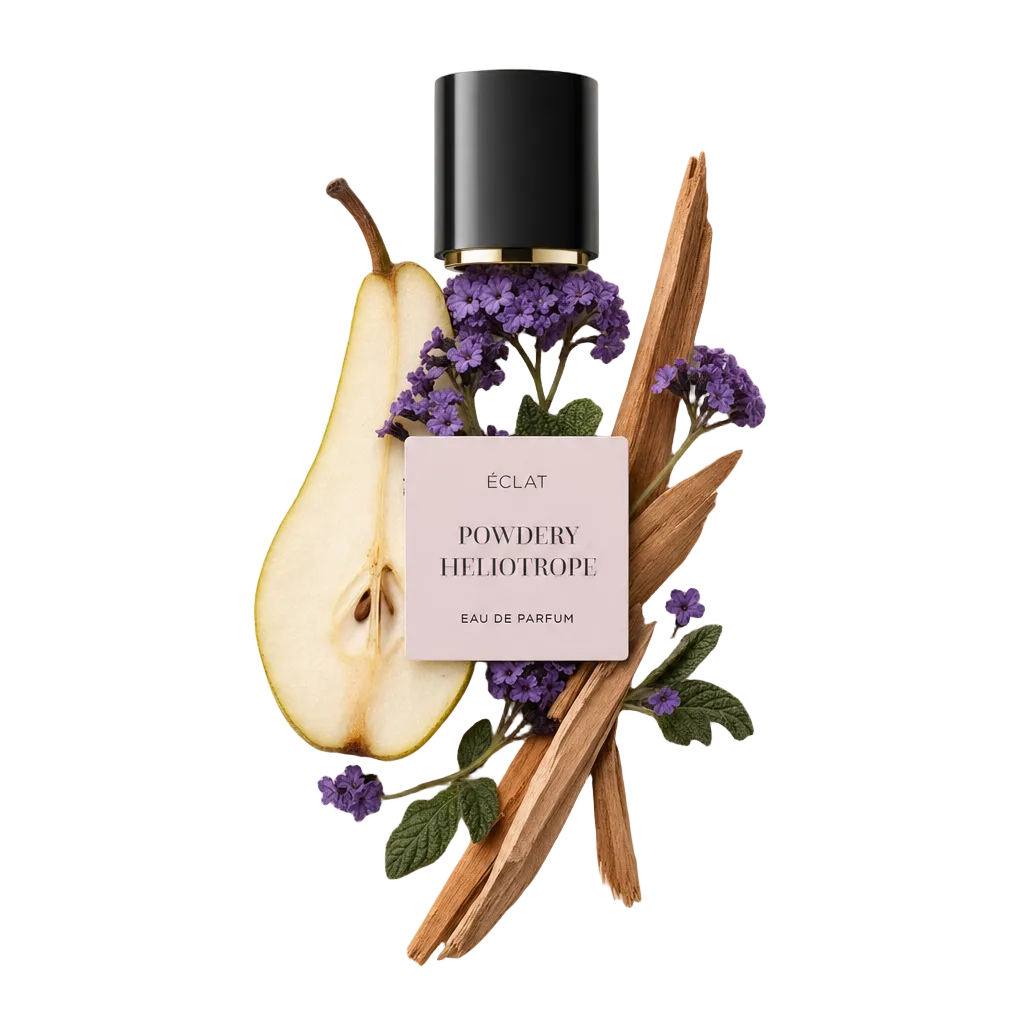Ein Arrangement aus violetten Heliotrop-Blüten, einer aufgeschnittenen Birne, grünen Blättern und Holzstücken umgibt eine schwarze Kappe mit Etikett für ÉCLAT Powdery Heliotrope.