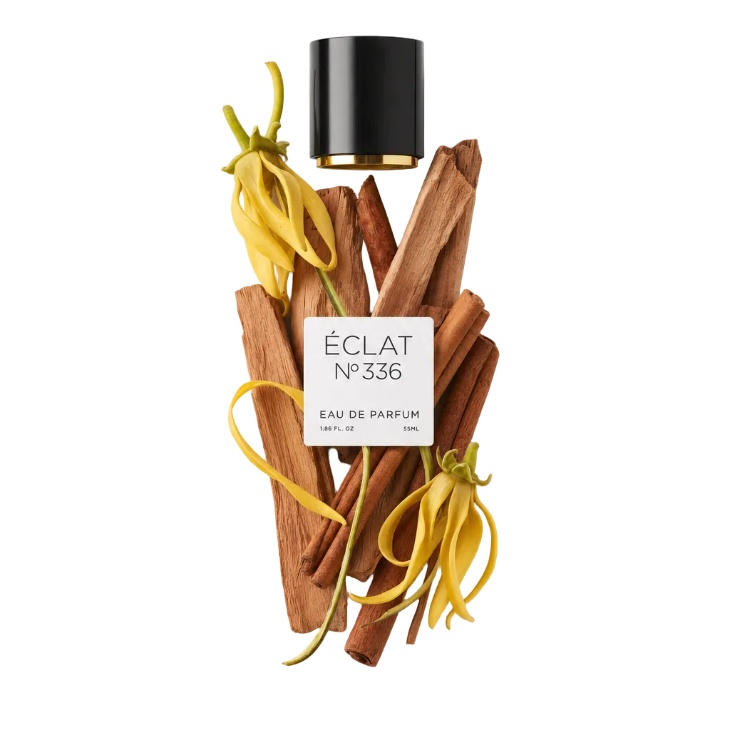Ein Arrangement aus gelben Ylang-Ylang-Blüten und Sandelholzstäben begleitet eine schwarze Kappe mit Etikett für ÉCLAT Powdery Sandalwood.