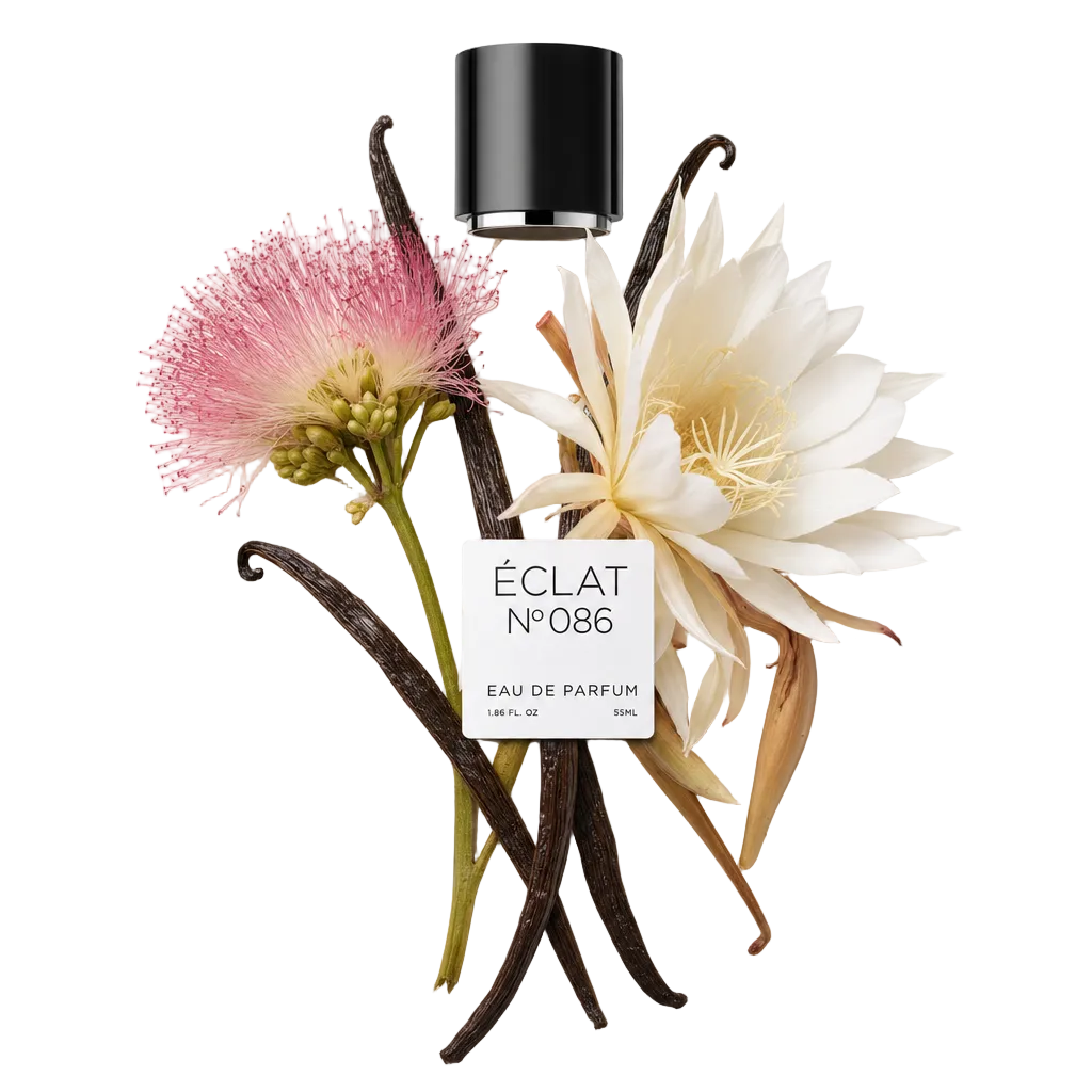 Ein Arrangement aus weißen und pinken Blüten mit Vanilleschoten umgibt elegant eine schwarze Kappe mit der Aufschrift ÉCLAT Queen Of The Night & Vanilla.