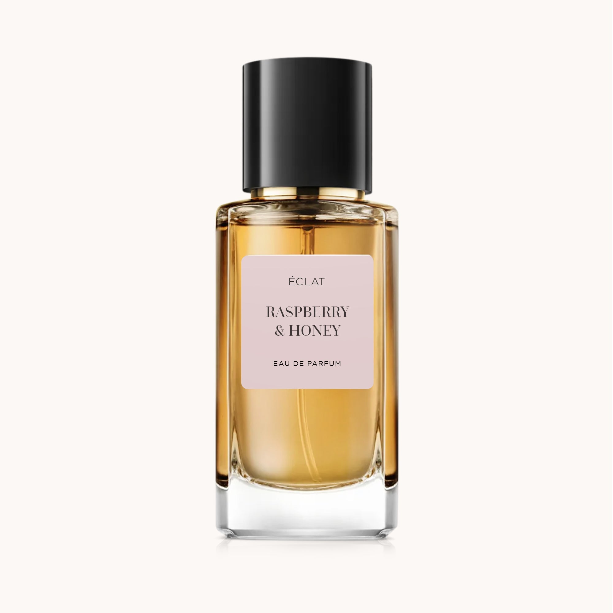 Ein facettierter Glasflakon von ÉCLAT Raspberry & Honey Parfum mit mattem Etikett und schwarzem Verschluss.