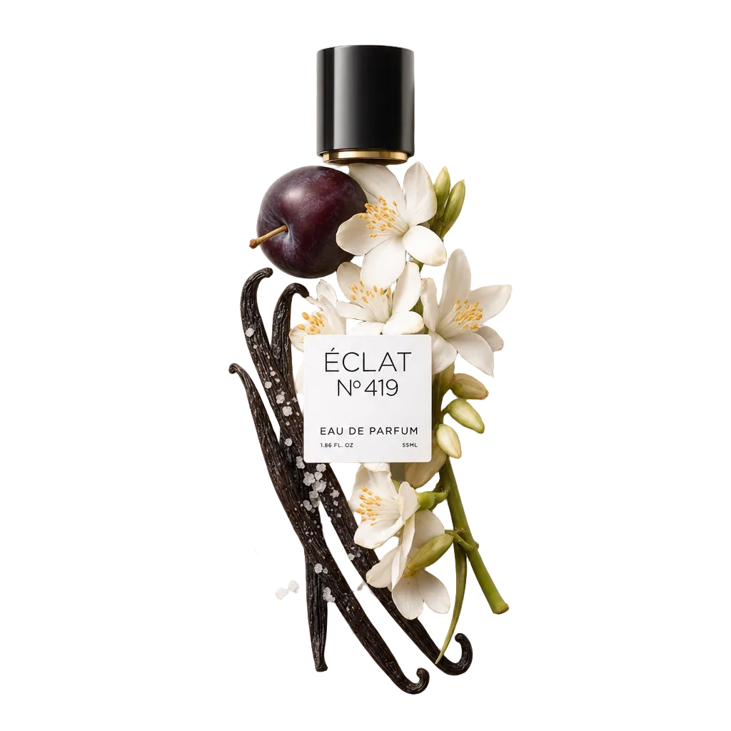 Ein elegantes Arrangement aus reifer Pflaume, Vanilleschoten, weißen Blüten und Meersalzkristallen umgibt die schwarze ÉCLAT 419 Kappe mit Etikett.