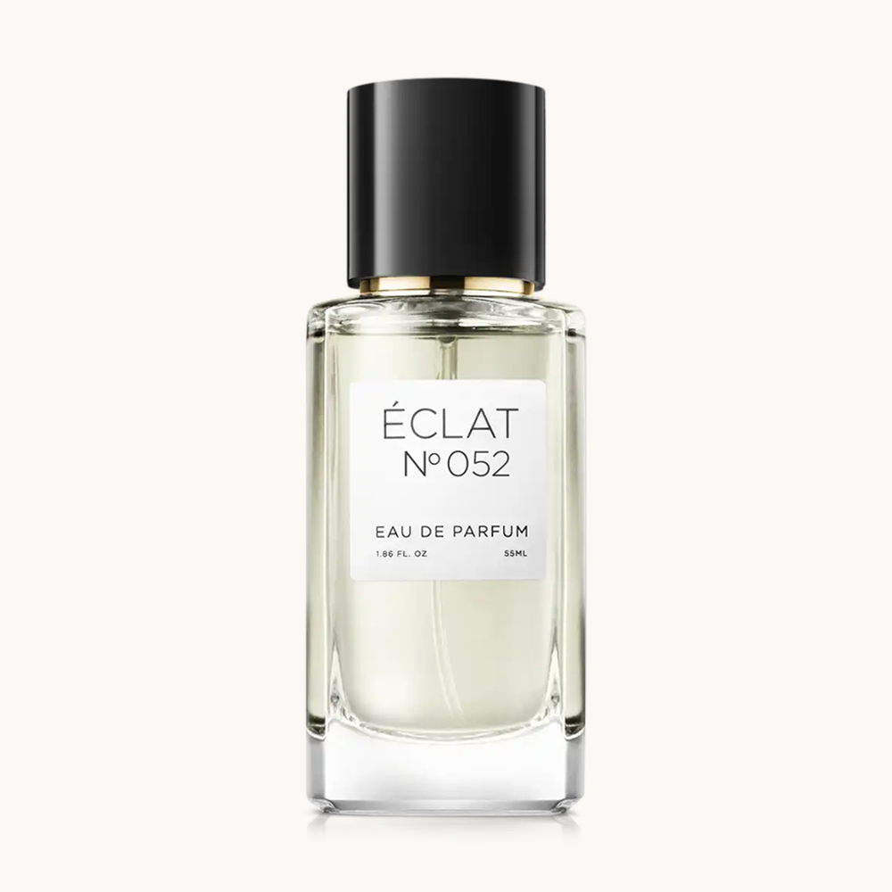 Ein facettierter Glasflakon von ÉCLAT Spicy Milk mit elegantem schwarzen Verschluss und minimalistischem weißen Etikett.