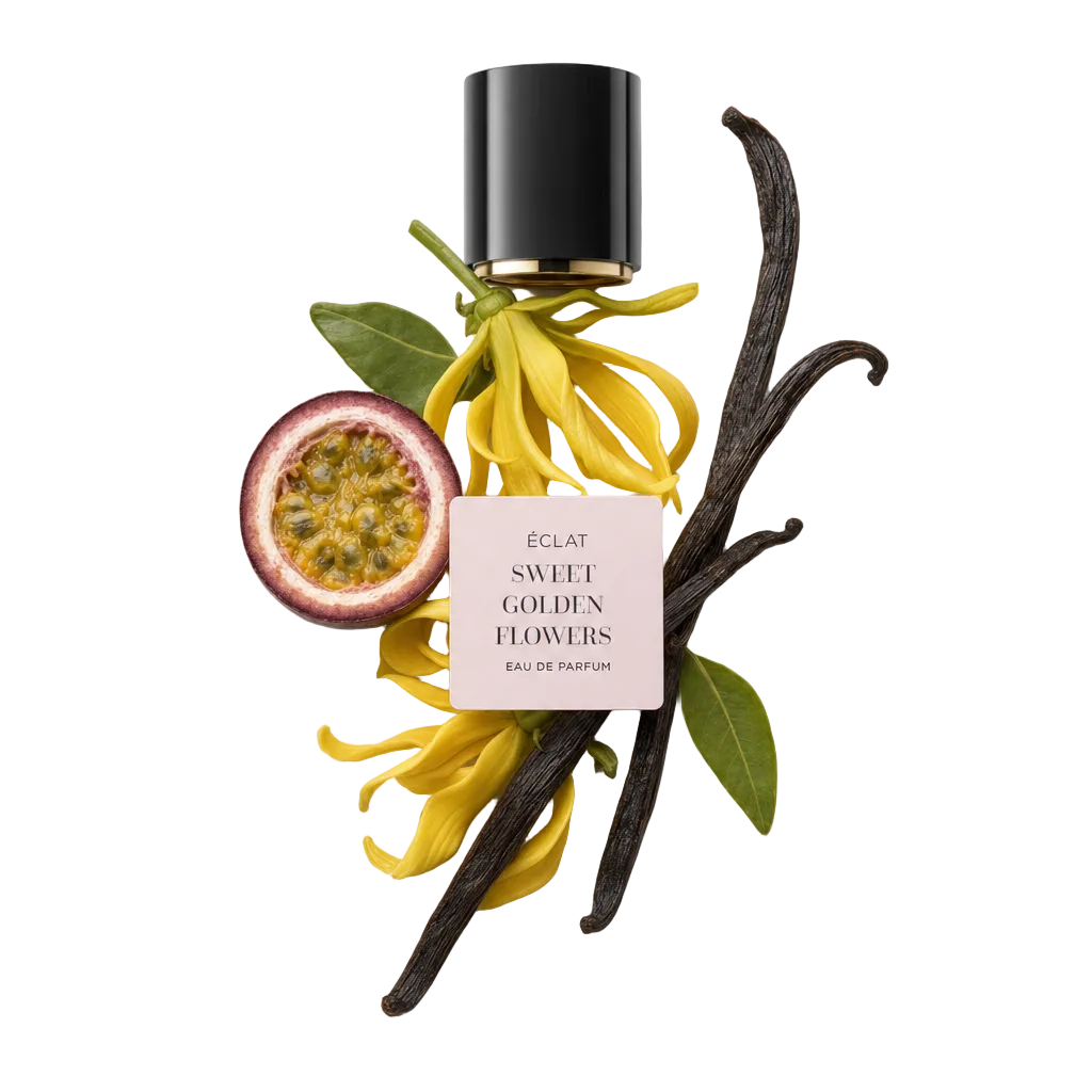 Eine schwarze Verschlusskappe mit Etikett ist umgeben von gelben Blumen, einer halbierten Passionsfrucht, grünen Blättern und Vanilleschoten, die ÉCLAT Sweet Golden Flowers repräsentieren.