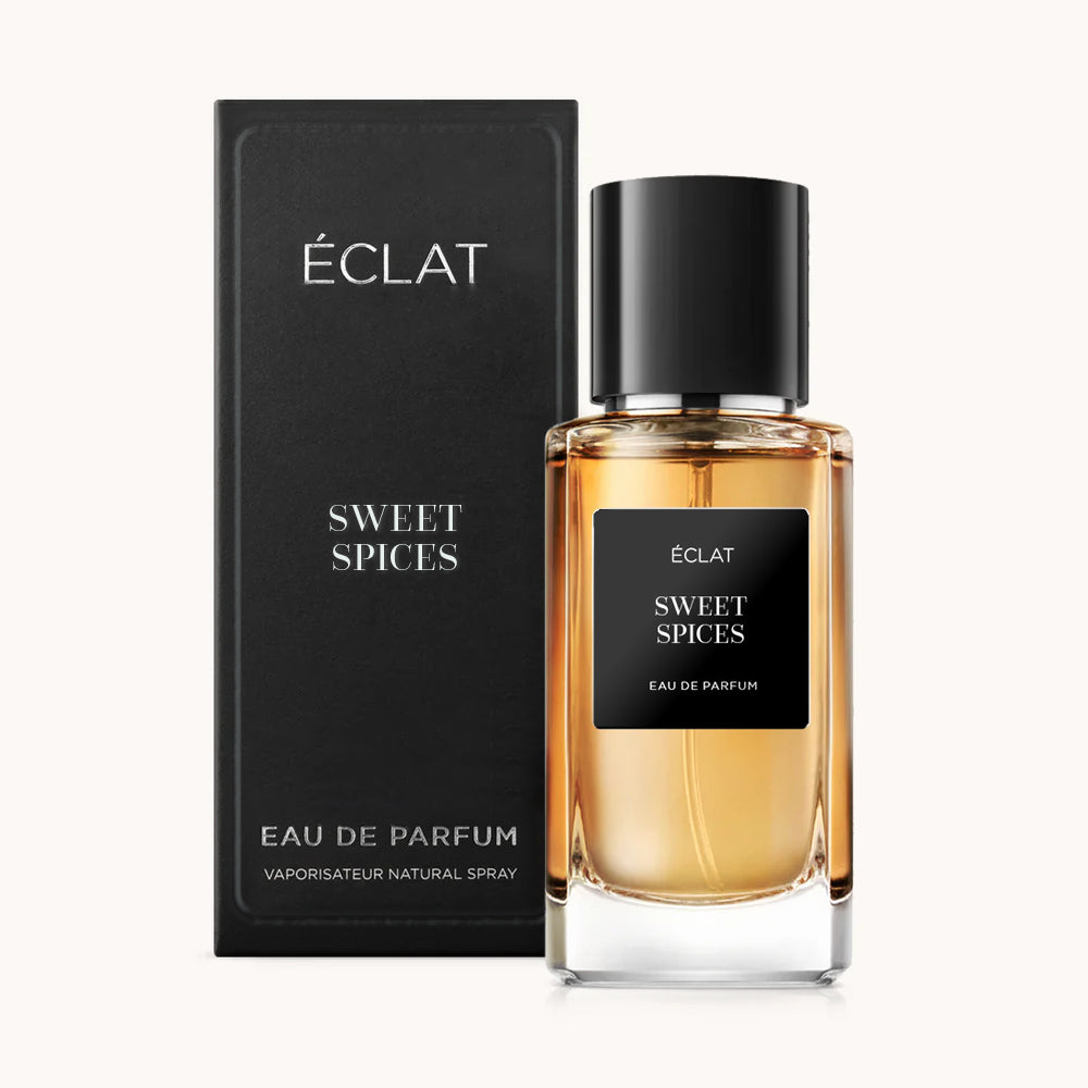 ÉCLAT Sweet Spices Duft in einem eleganten Glasflakon mit schwarzer Kappe und Etikett, begleitet von einer passenden schwarzen Box.