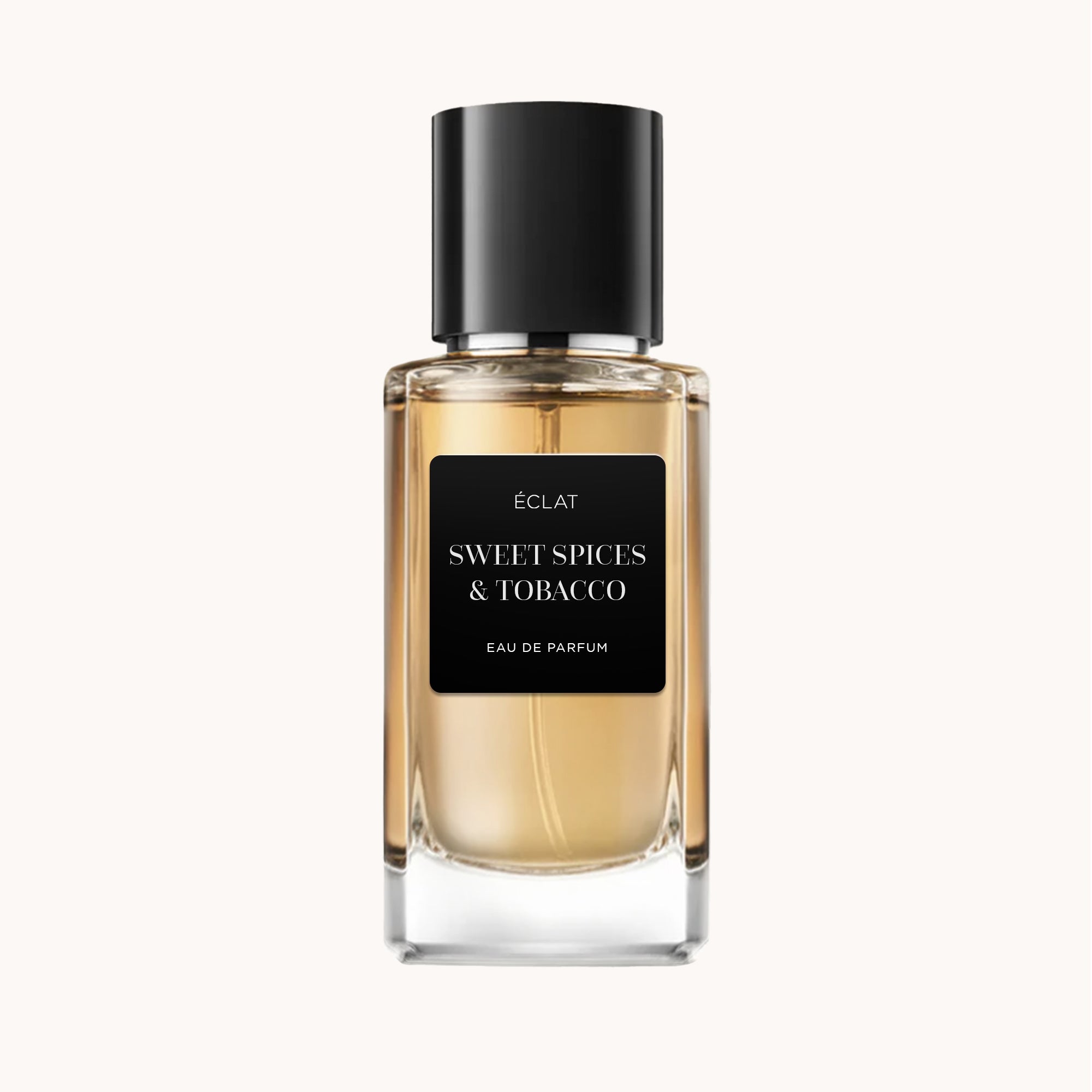 Facettierter Glasflakon von ÉCLAT Sweet Spices & Tobacco mit mattschwarzem Etikett und schlanker schwarzer Kappe.