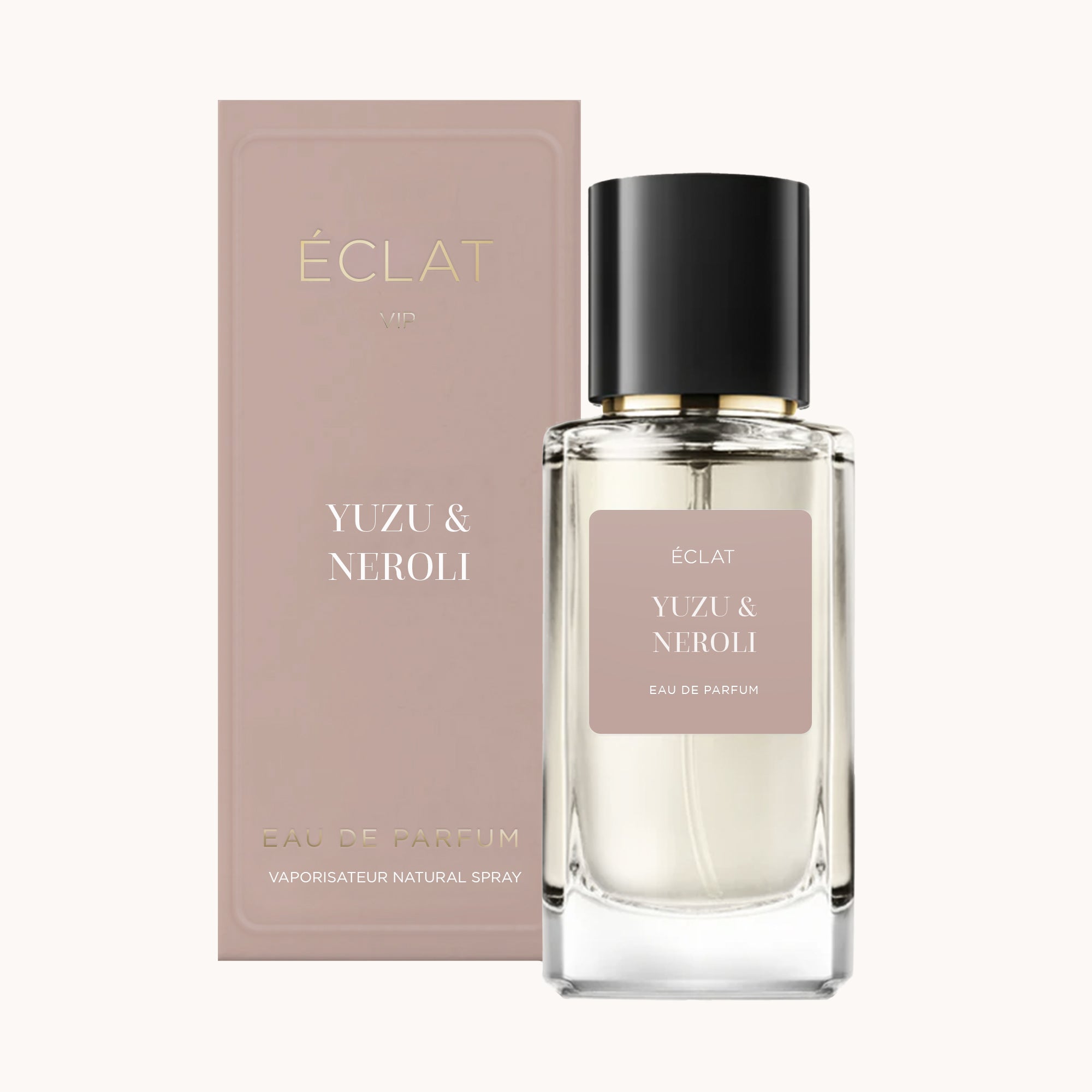 Der ÉCLAT Yuzu & Neroli Flakon besticht durch ein edles Glasdesign mit schwarzem Verschluss, kombiniert mit seiner passenden eleganten Verpackung in sanftem Beige.