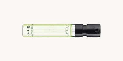 Transparenter Glasflakon mit schwarzem Sprühkopf, beschriftet mit ÉCLAT, enthält 5 ml Parfum.