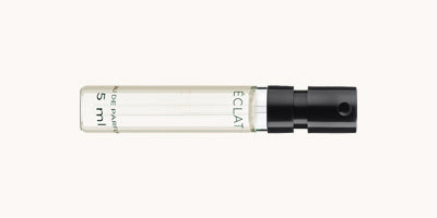 Schlanker Glasflakon mit schwarzer Sprühkappe, beschriftet mit ÉCLAT, enthält 5 ml Parfum.