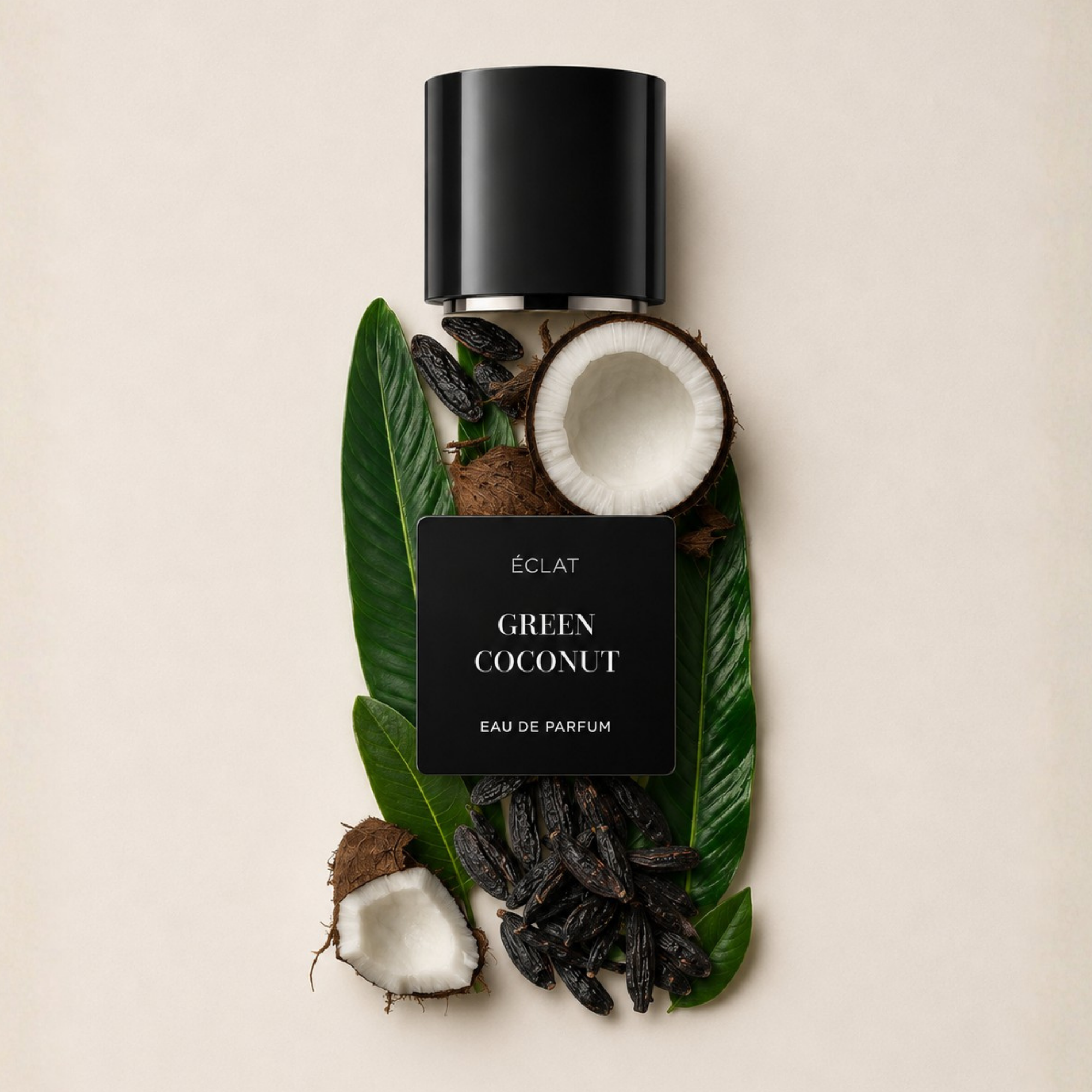 ÉCLAT Green Coconut Eau de Parfum mit schwarzer Verschlusskappe, umgeben von Kokosnusshälften, Blättern und Samen.