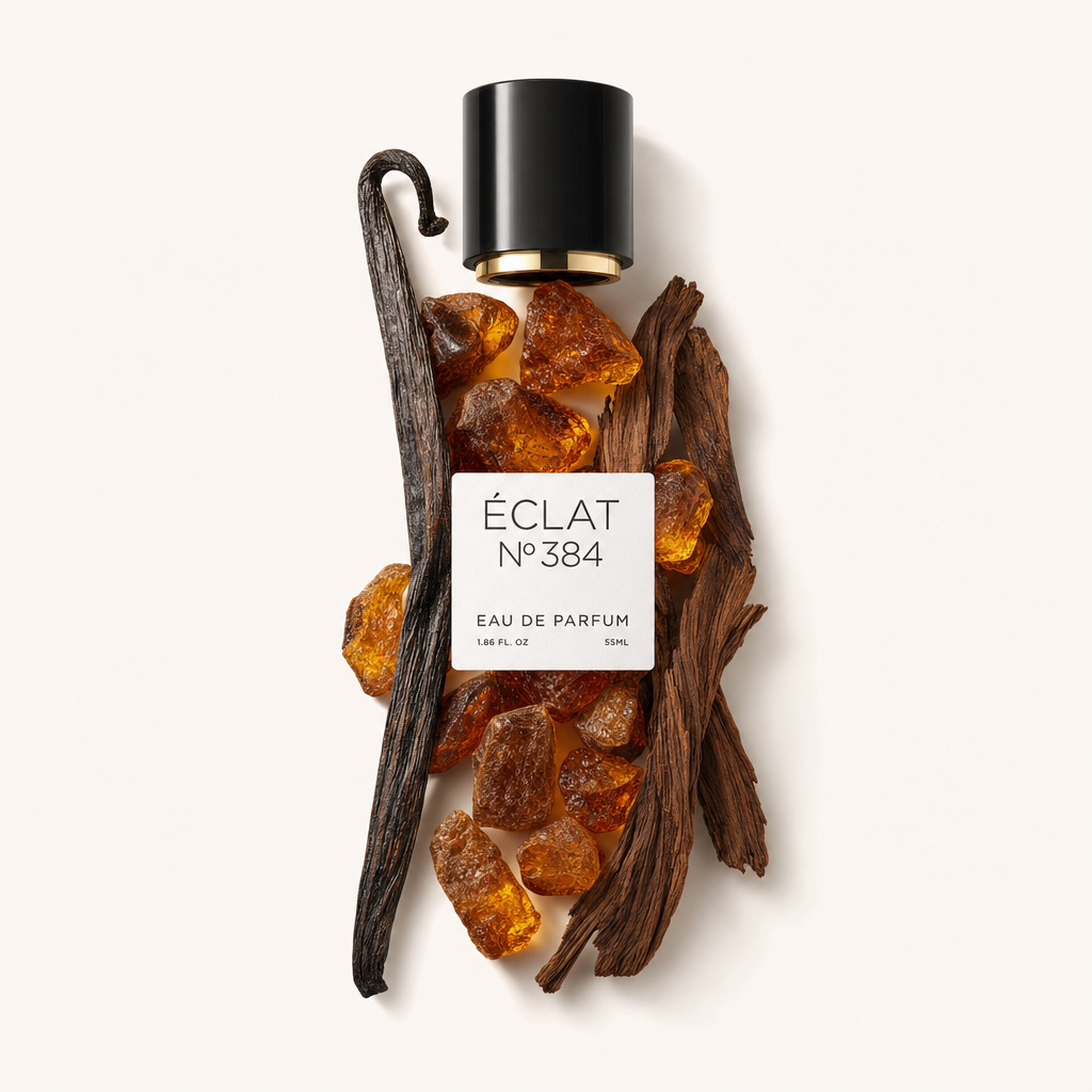 Ein Arrangement aus Bernstein-Kristallen, rumgetränktem Holz und einer Vanilleschote um eine schwarze Kappe mit ÉCLAT Amber & Rum Etikett.