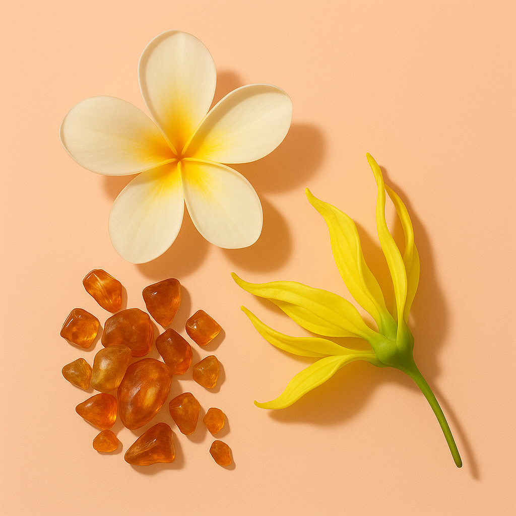 Eine Komposition aus einer Frangipani-Blüte, gelber Ylang-Ylang-Blüte und Bernsteinsteinen auf einem hellen Pfirsich-Hintergrund.