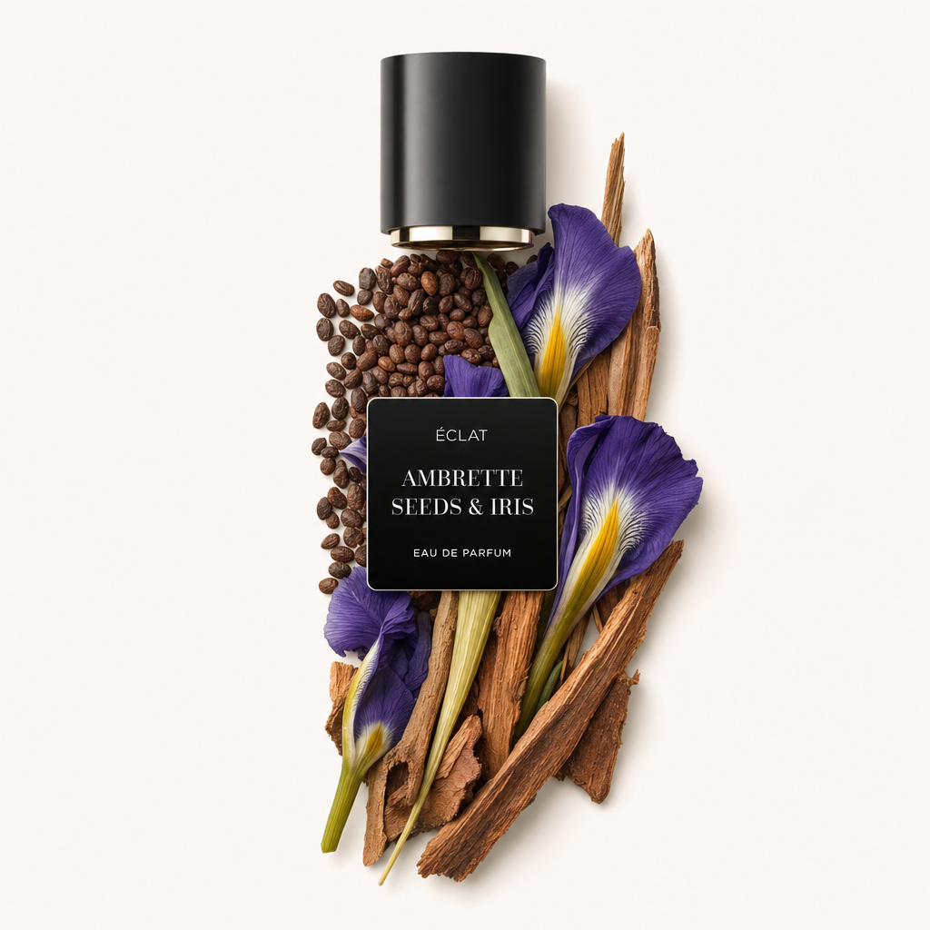 Ein Arrangement aus Ambrettsamen, Schwertlilienblüten und Holzelementen mit einer schwarzen Kappe, beschriftet mit 'ÉCLAT Ambrette Seeds & Iris.'