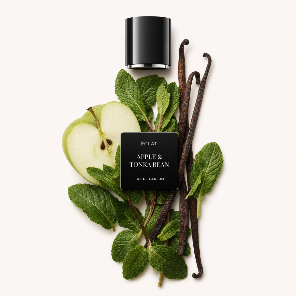 Ein Arrangement aus frischen Apfelscheiben und grünen Minzblättern, kombiniert mit Vanilleschoten und gekrönt von einer schwarzen Verschlusskappe mit ÉCLAT Apple & Tonka Bean Etikett.