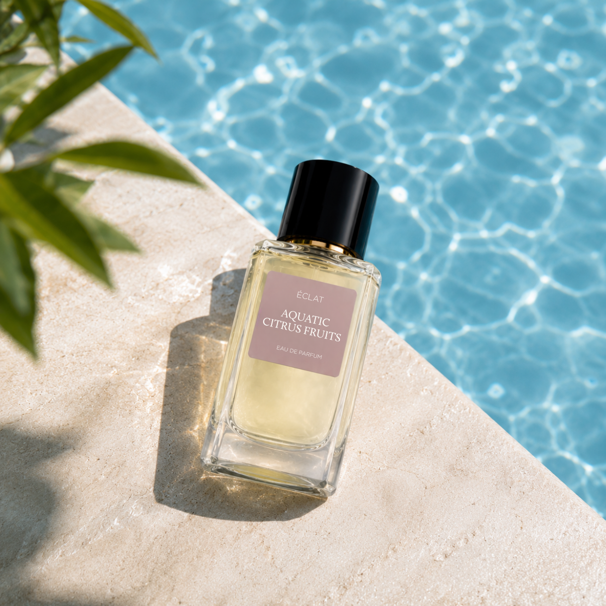 ÉCLAT Aquatic Citrus Fruits in einem facettierten Glasflakon mit schwarzem Verschluss, auf einer Steinoberfläche am Pool platziert.