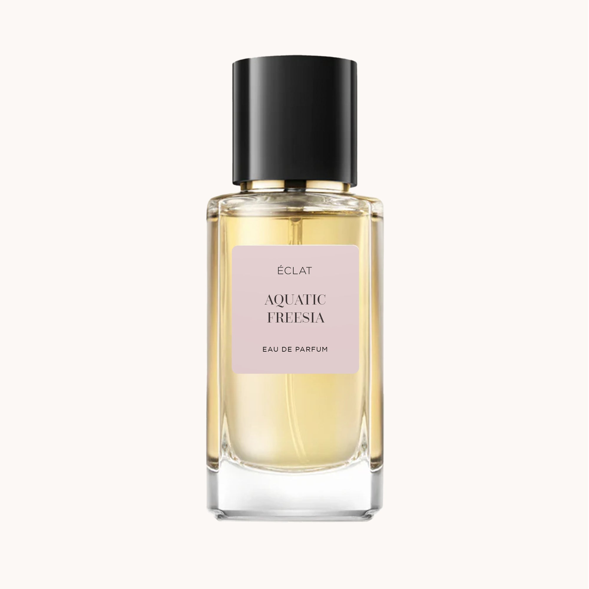 Ein facettierter Glasflakon von ÉCLAT Aquatic Freesia mit einem eleganten schwarzen Verschluss und einem zartrosa Etikett.