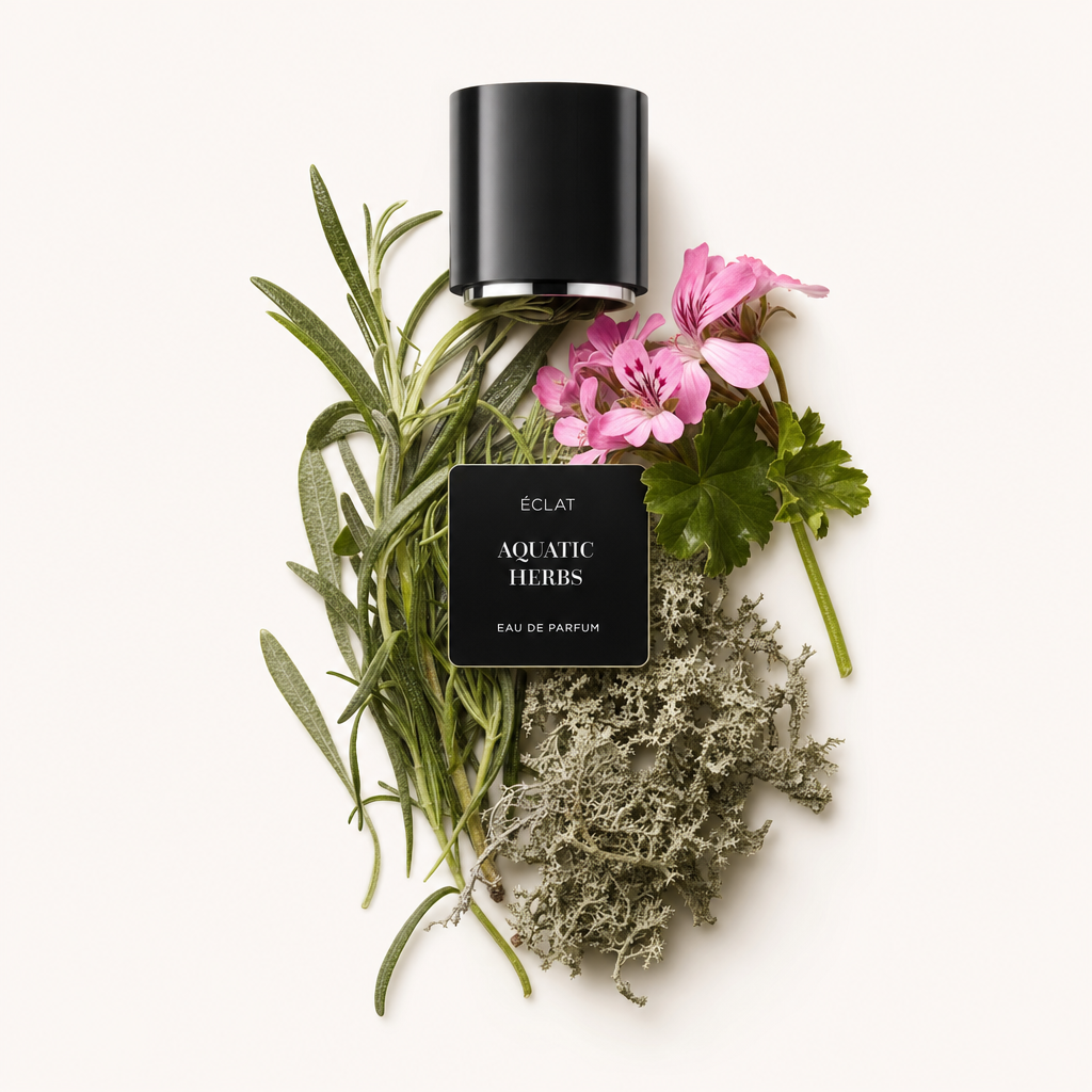 Ein Arrangement aus frischen Kräutern und pinken Blüten umgibt das ÉCLAT Aquatic Herbs Etikett, gekrönt von einer schwarzen Kappe.