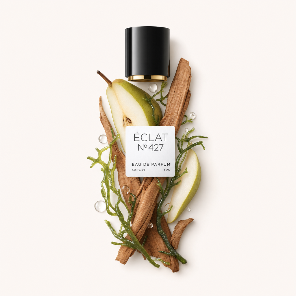 Ein Arrangement aus frischer Birne, Wasserpflanze und Holzstücken umgibt eine schwarze Kappe mit Etikett für ÉCLAT Aquatic Pear.