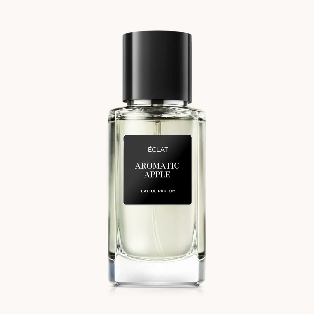 Klarer Glasflakon mit schwarzem mattem Etikett und schwarzer Kappe, präsentiert ÉCLAT Aromatic Apple Duft.