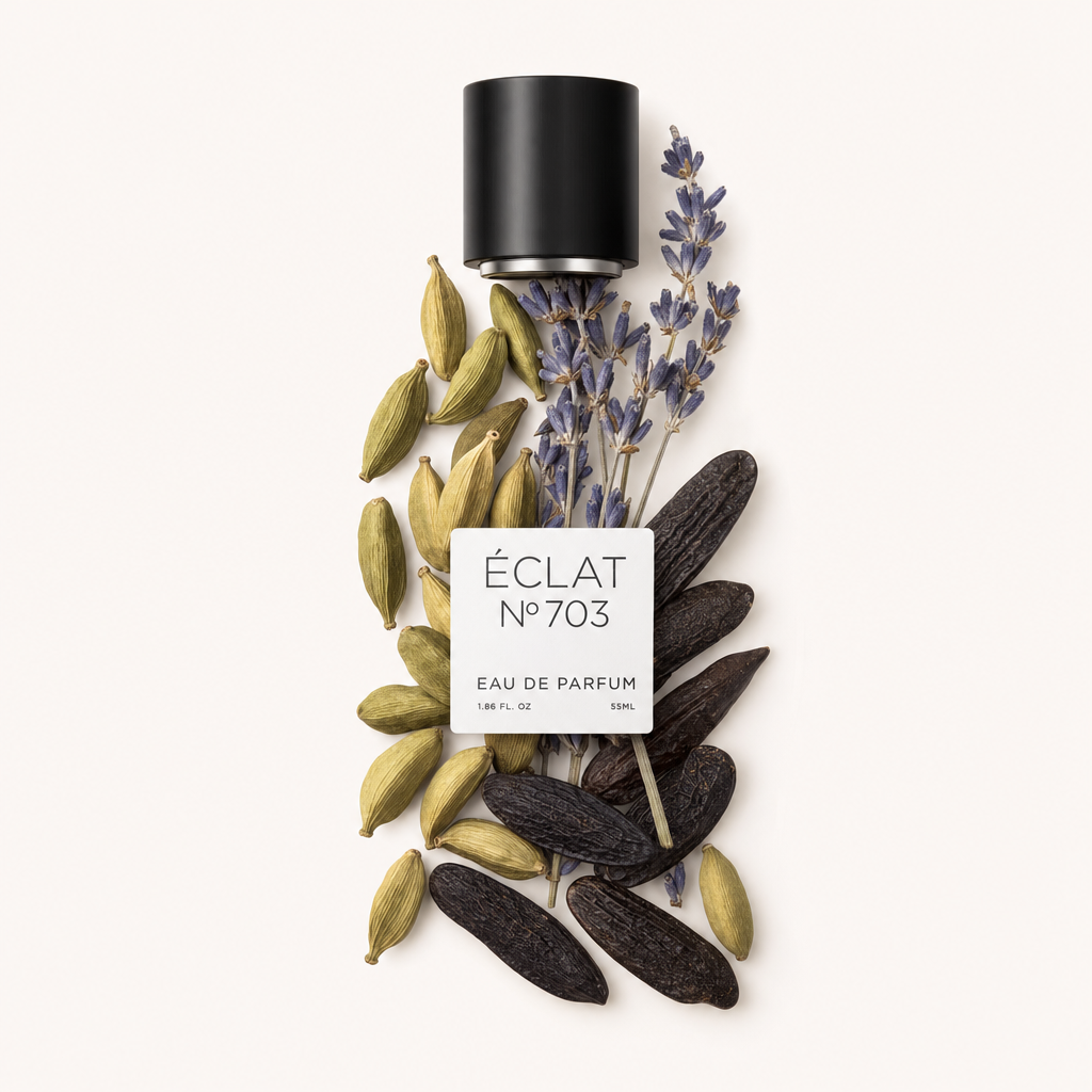 Ein Arrangement aus Kardamomkapseln, Tonkabohnen und Lavendelzweigen umgibt eine schwarze Verschlusskappe mit ÉCLAT Aromatic Cardamom Etikett.