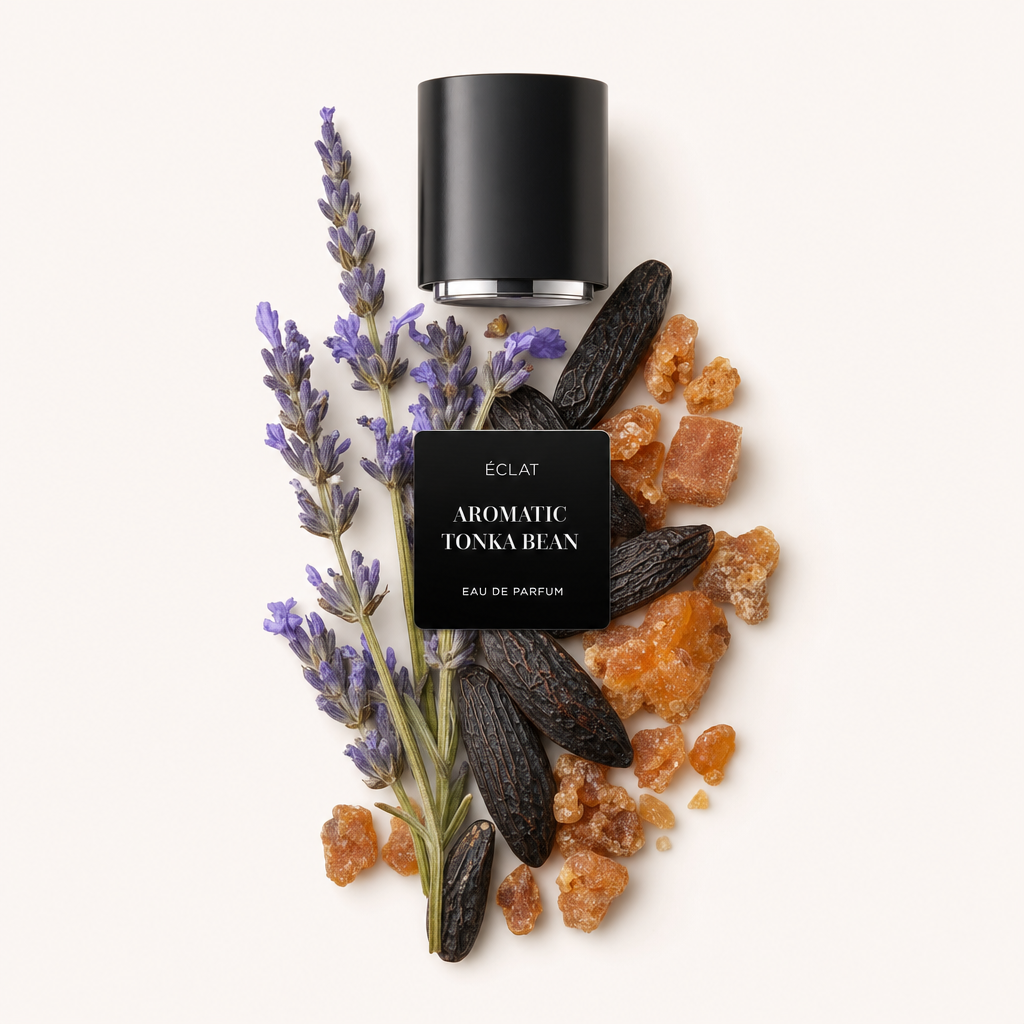 Ein künstlerisches Arrangement aus Lavendelzweigen, Tonkabohnen und Bernsteinharzstücken mit einer schwarzen Kappe, die das Etikett ÉCLAT Aromatic Tonka Bean trägt.