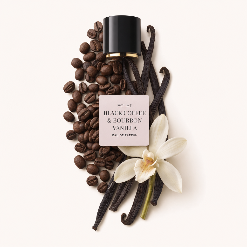 Ein Arrangement aus Kaffeebohnen und Vanilleschoten um eine schwarze Verschlusskappe mit ÉCLAT Black Coffee & Bourbon Vanilla Etikett.