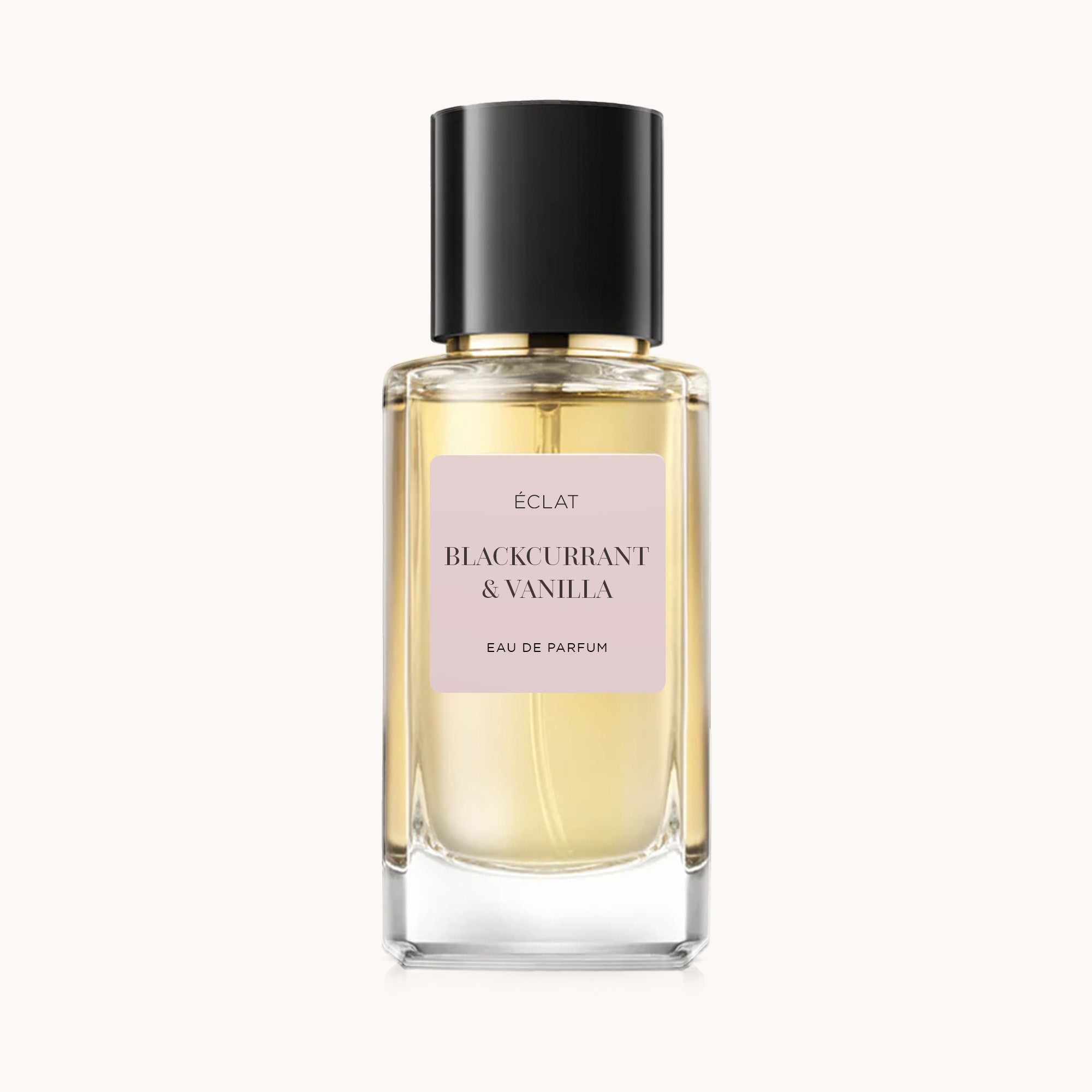 Facettierter Glasflakon von ÉCLAT Blackcurrant & Vanilla mit einem blassrosa Etikett und einem schwarzen Verschluss.