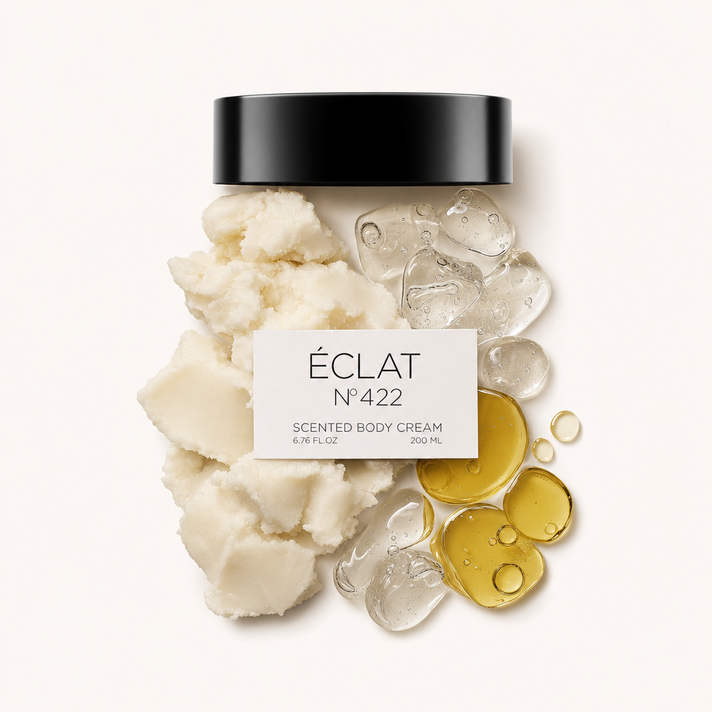 Eine schwarze Kappe mit ÉCLAT 422 Etikett ist umgeben von weicher weißer Creme, durchsichtigen Geltropfen und satten goldenen Öl-Pfützen.