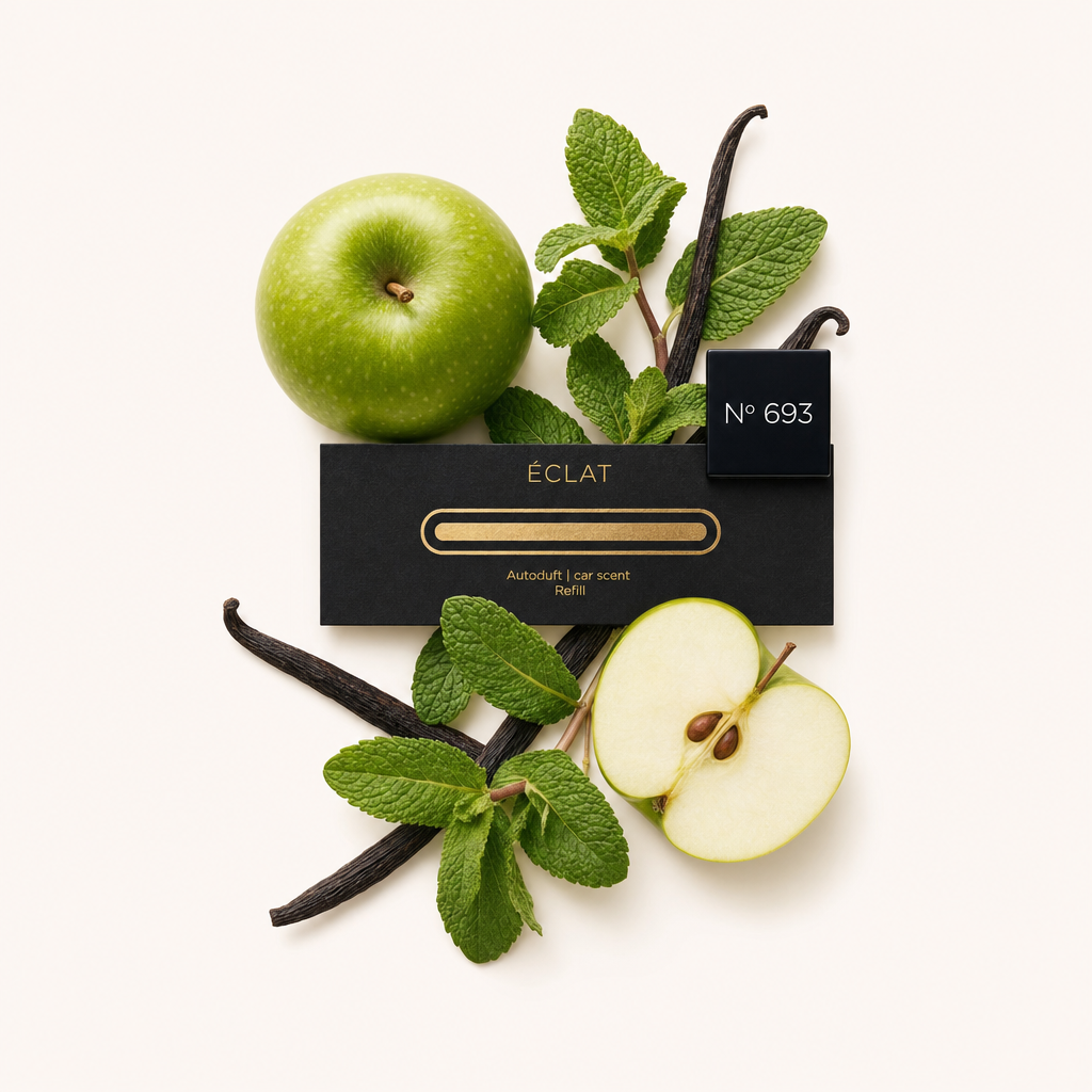 Ein Arrangement aus grünem Apfel, frischen Minzblättern und Vanilleschoten umgibt eine schwarze ÉCLAT No 693 Kappe mit Etikett.