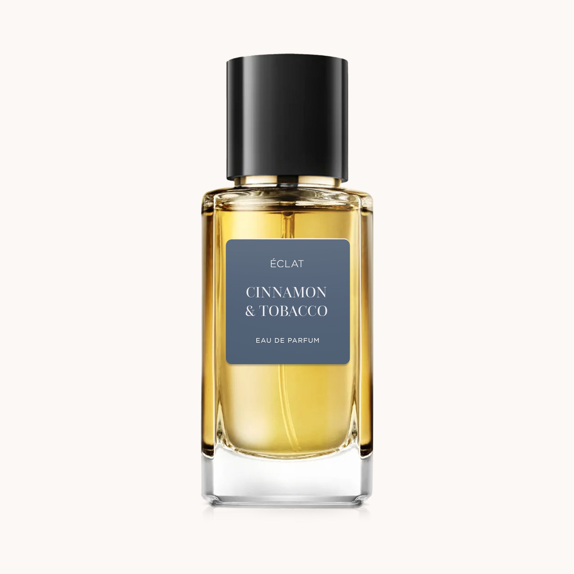 ÉCLAT Cinnamon & Tobacco Duft in einem facettierten Glasflakon mit glänzend schwarzem Verschluss und mattem Etikett.